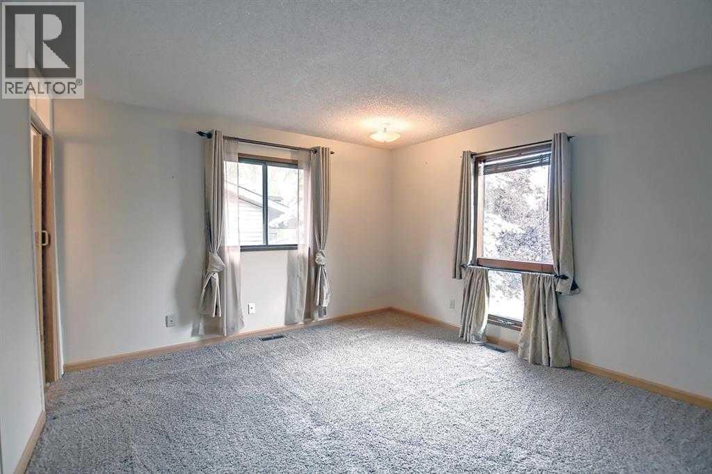 3 Berwick Crescent Nw, Calgary, Alberta  T3K 1P7 - Photo 16 - A2291794