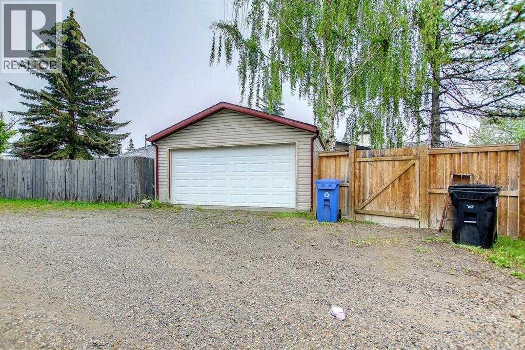 3 Berwick Crescent Nw, Calgary, Alberta  T3K 1P7 - Photo 31 - A2291794