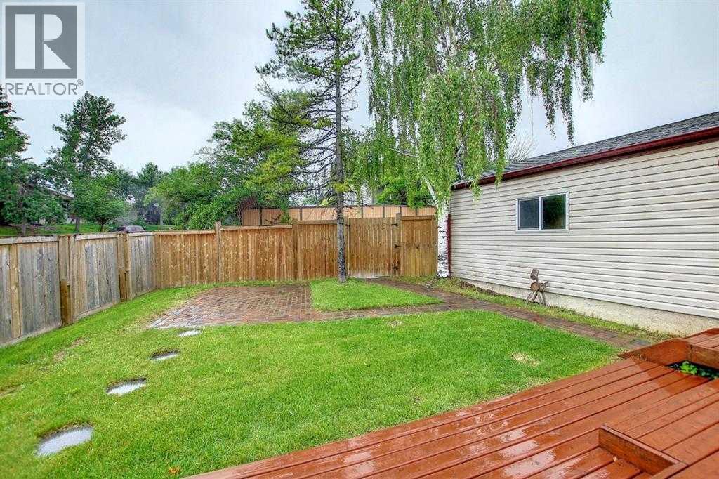 3 Berwick Crescent Nw, Calgary, Alberta  T3K 1P7 - Photo 11 - A2291794