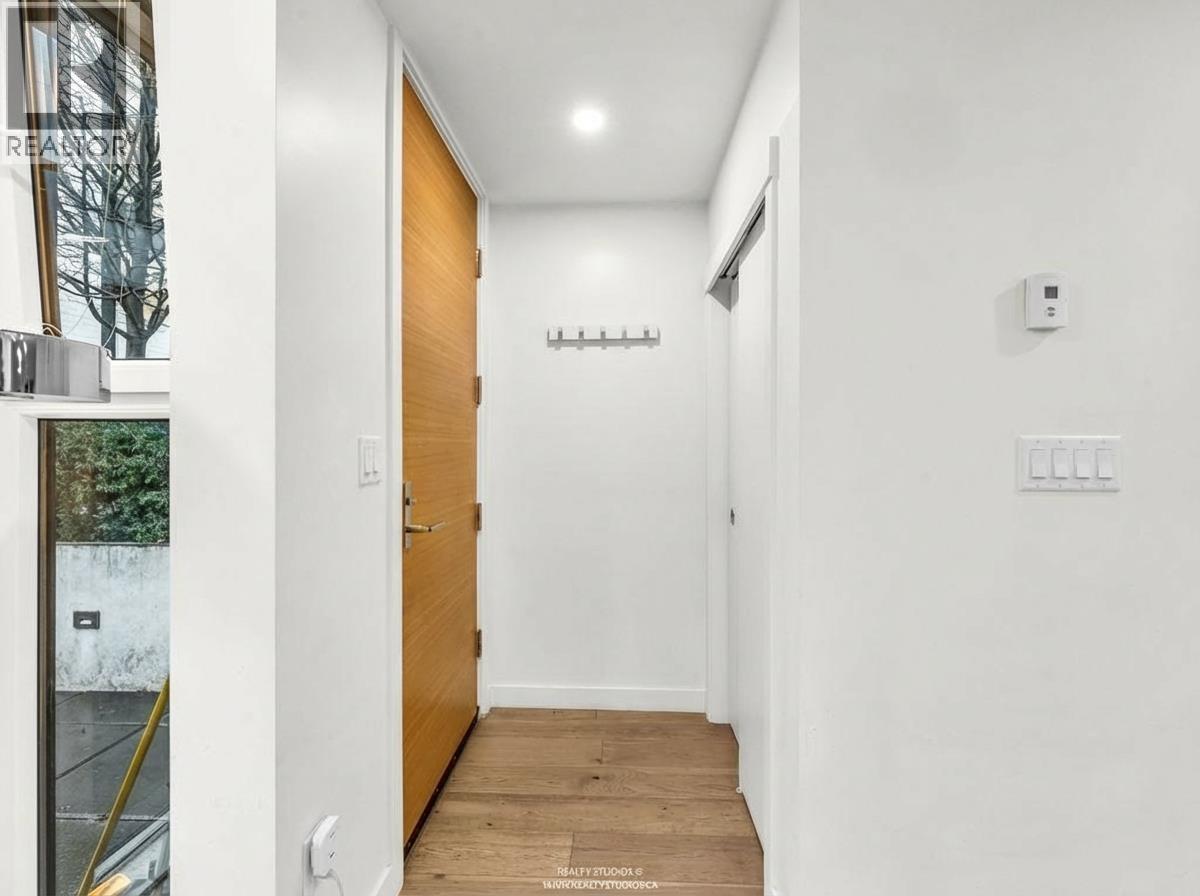 102 649 E 3rd Street, North Vancouver, British Columbia  V7L 1G6 - Photo 2 - R3104188