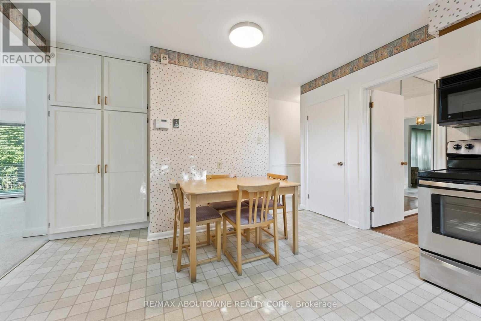 1095 Linbrook Road, Oakville, Ontario  L6J 2L2 - Photo 11 - W12682198