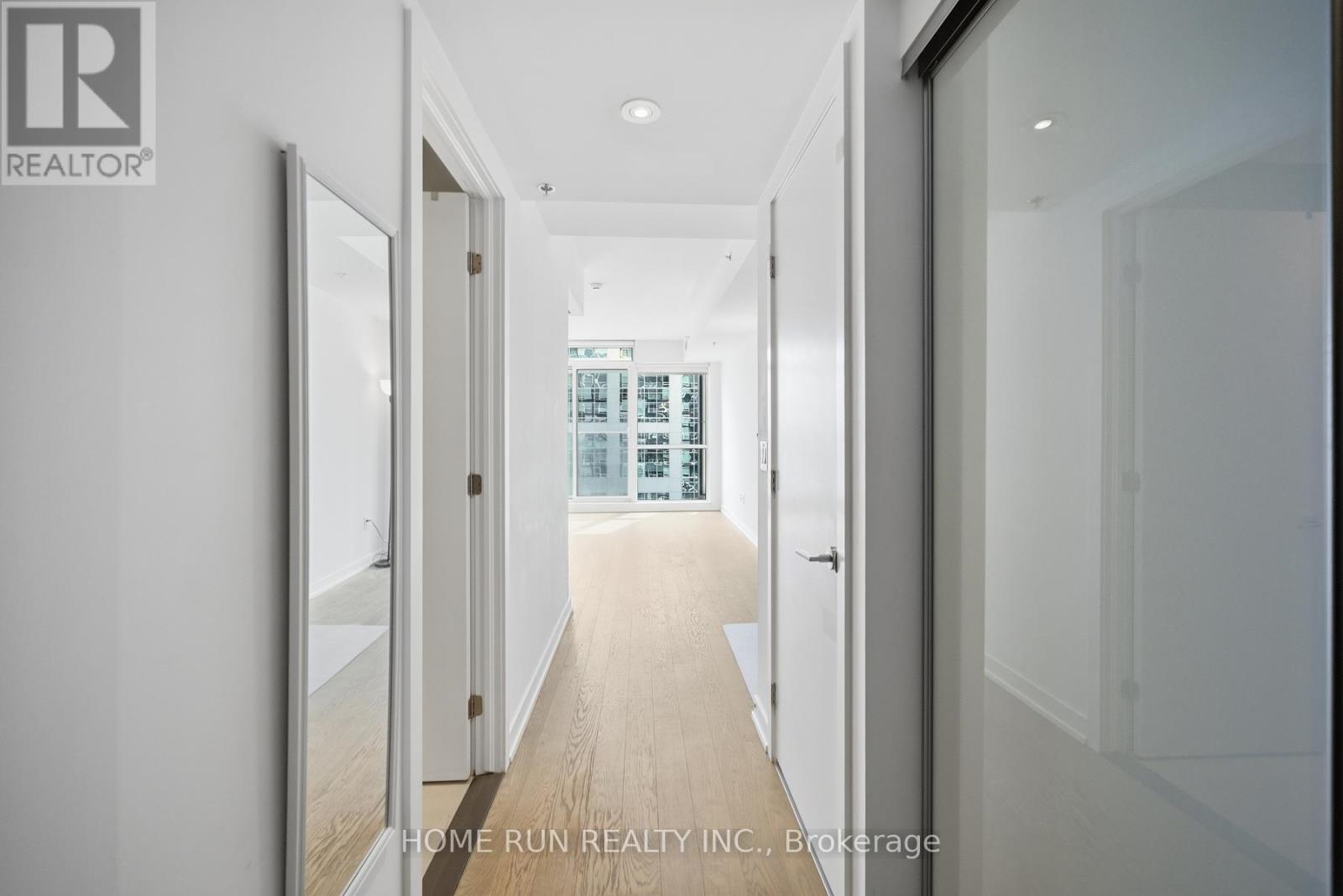 1007 - 199 Slater Street, Ottawa, Ontario  K1P 0C8 - Photo 3 - X12927274