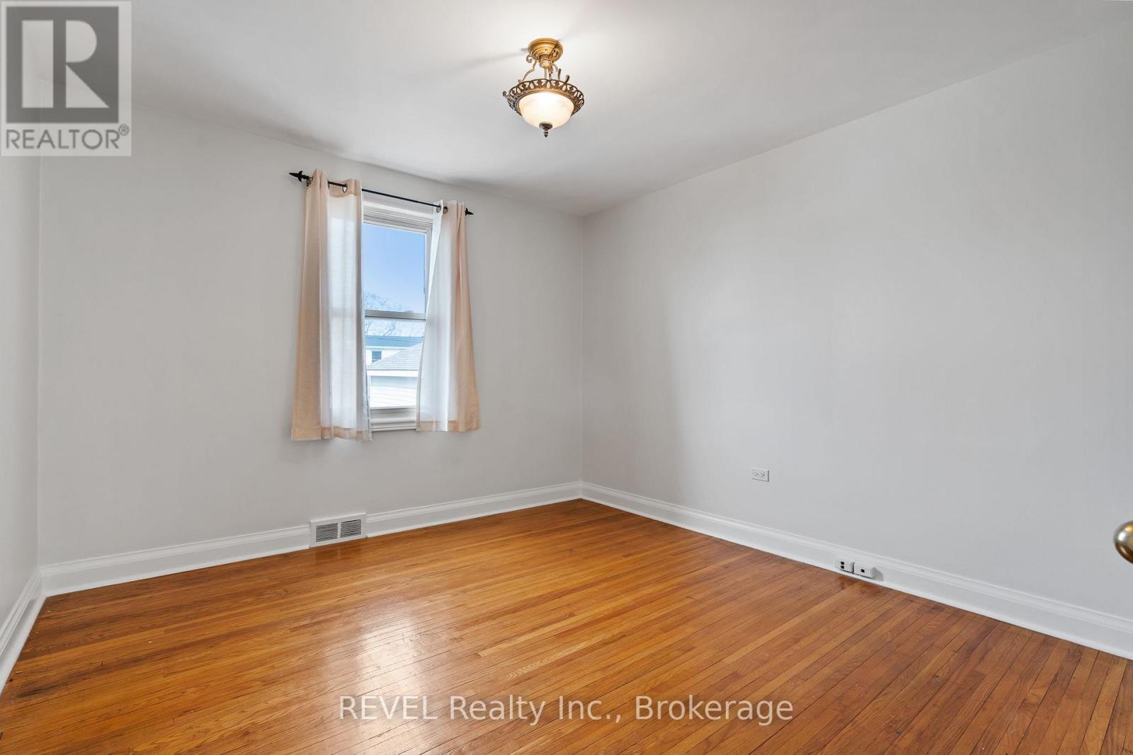 11 Melrose Avenue, St. Catharines, Ontario  L2P 2E3 - Photo 10 - X12927332