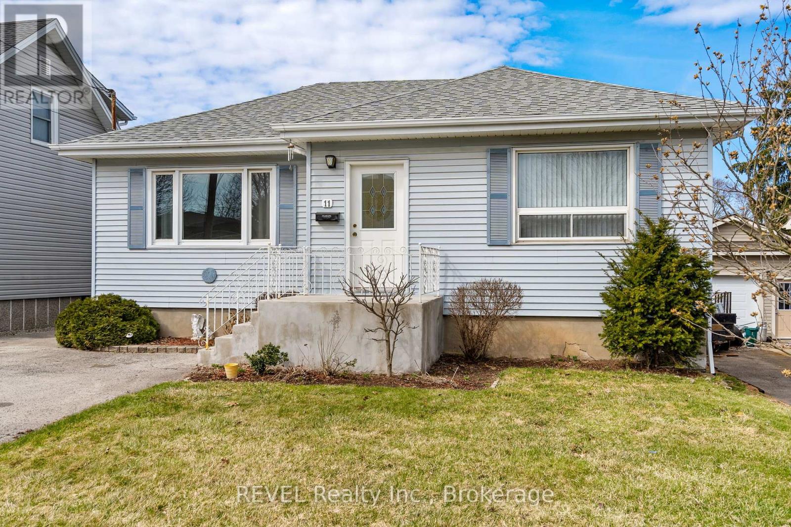 11 Melrose Avenue, St. Catharines, Ontario  L2P 2E3 - Photo 2 - X12927332