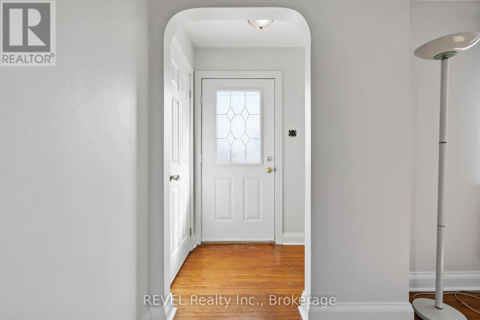 11 Melrose Avenue, St. Catharines, Ontario  L2P 2E3 - Photo 3 - X12927332