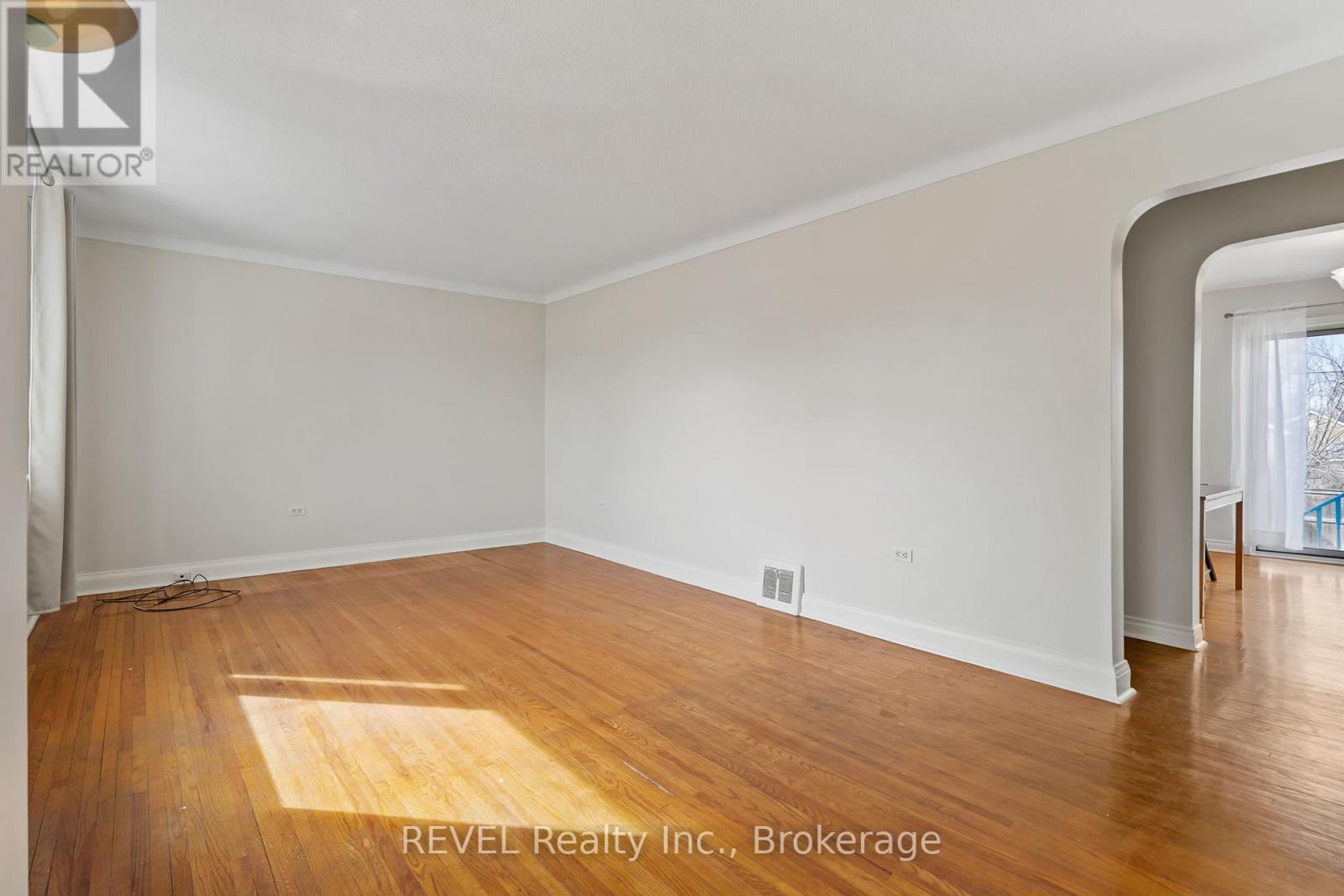 11 Melrose Avenue, St. Catharines, Ontario  L2P 2E3 - Photo 4 - X12927332