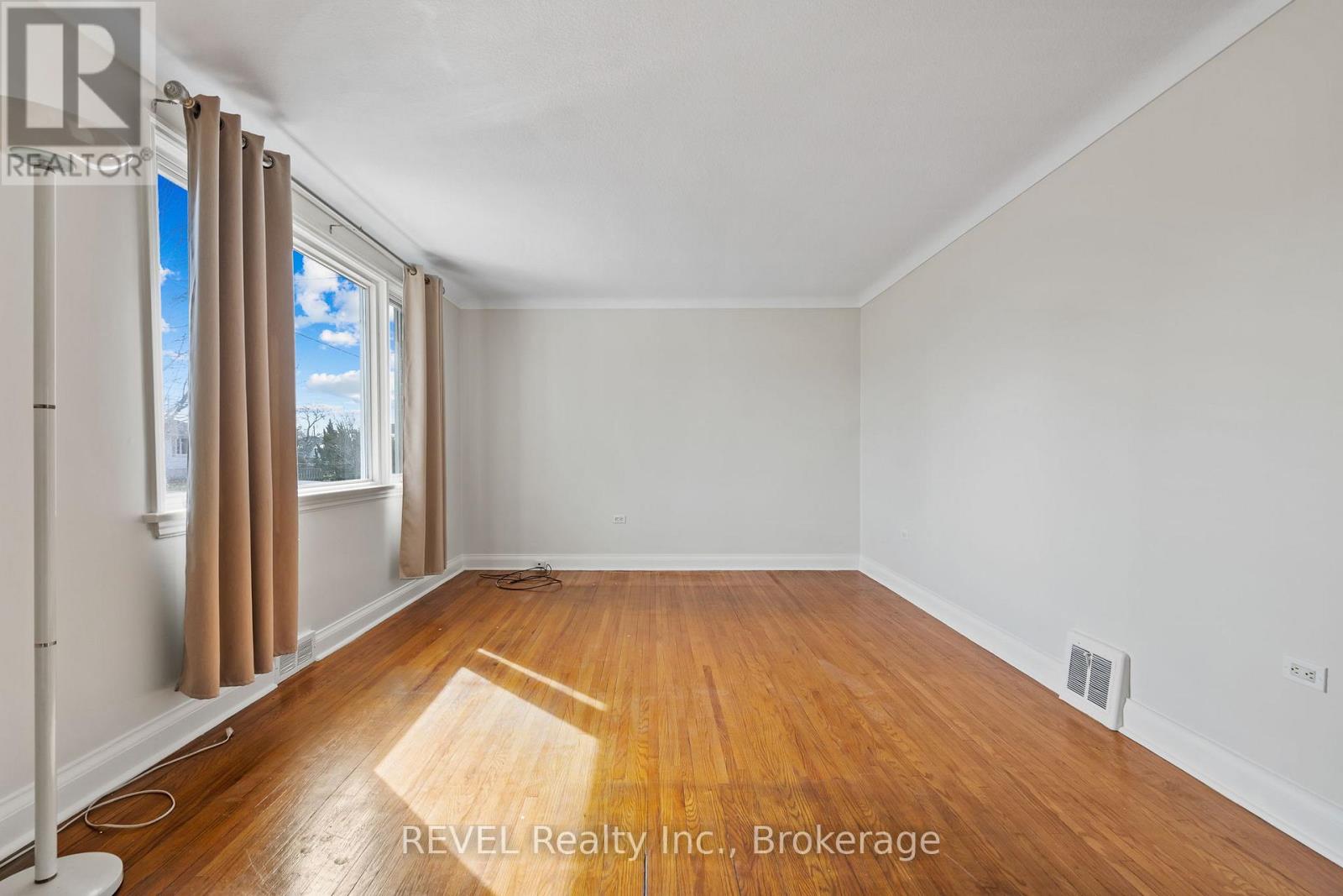 11 Melrose Avenue, St. Catharines, Ontario  L2P 2E3 - Photo 5 - X12927332