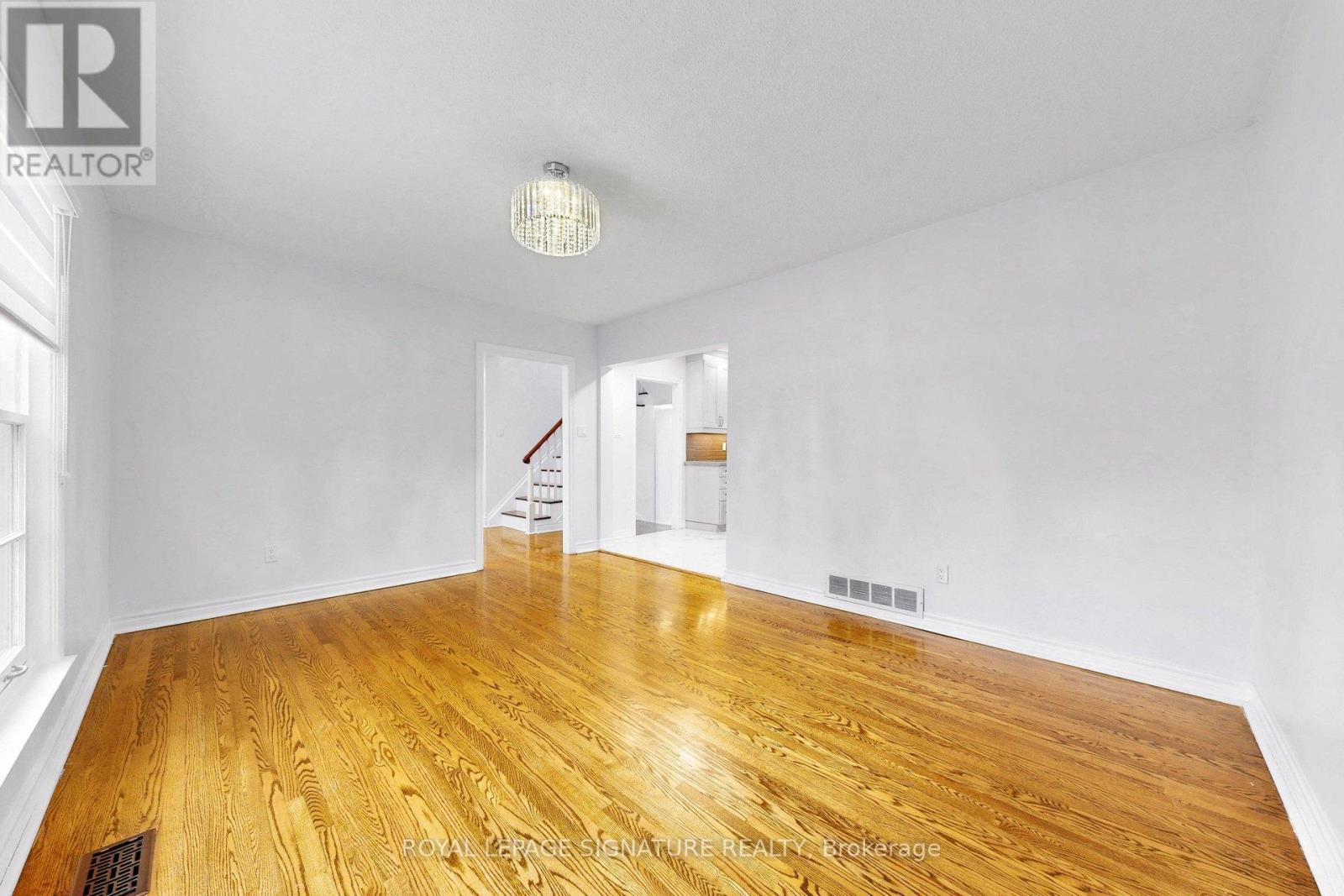 24 Laureleaf Road, Markham, Ontario  L3T 2X5 - Photo 12 - N12927268