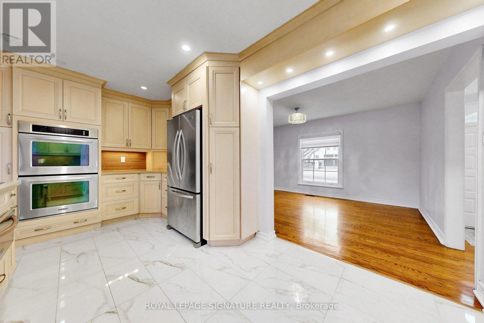 24 Laureleaf Road, Markham, Ontario  L3T 2X5 - Photo 9 - N12927268