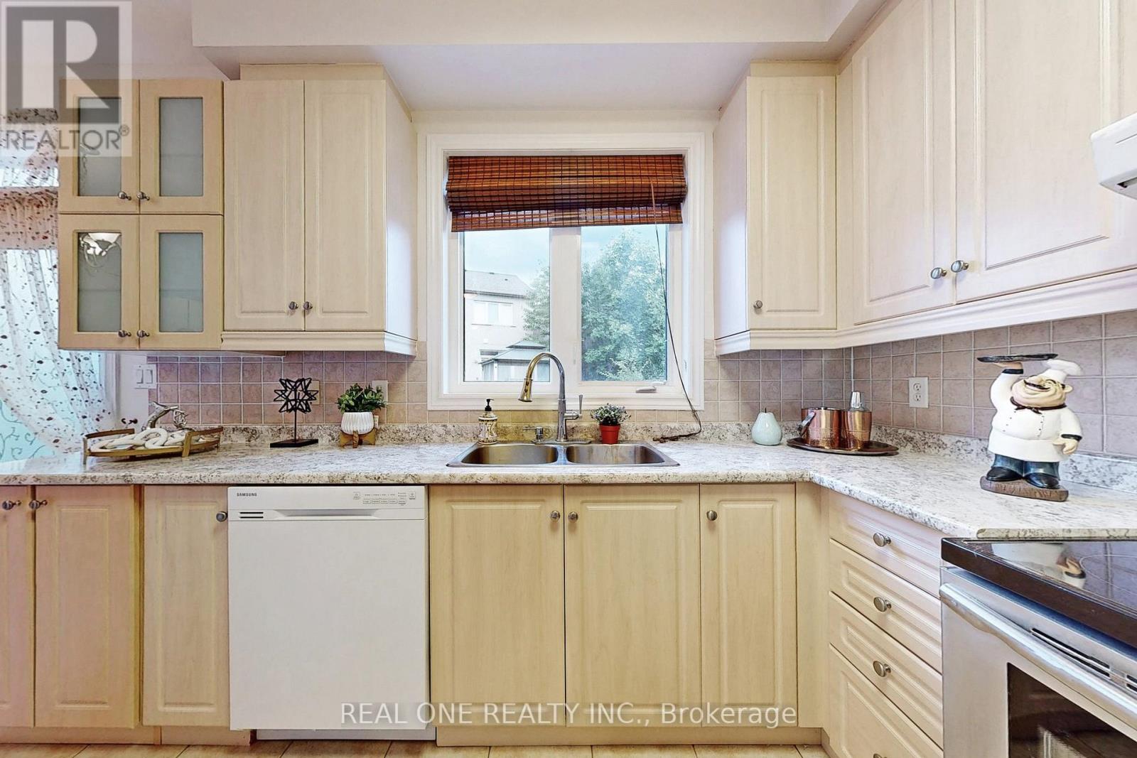 19 Longwood Avenue S, Richmond Hill, Ontario  L4E 4B1 - Photo 12 - N12927294