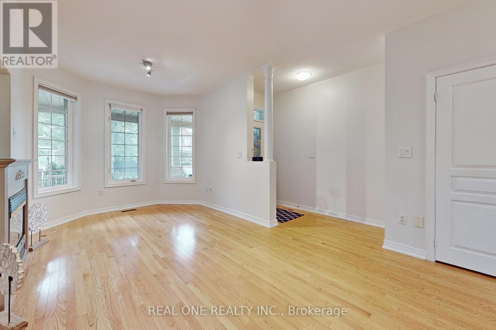 19 Longwood Avenue S, Richmond Hill, Ontario  L4E 4B1 - Photo 3 - N12927294