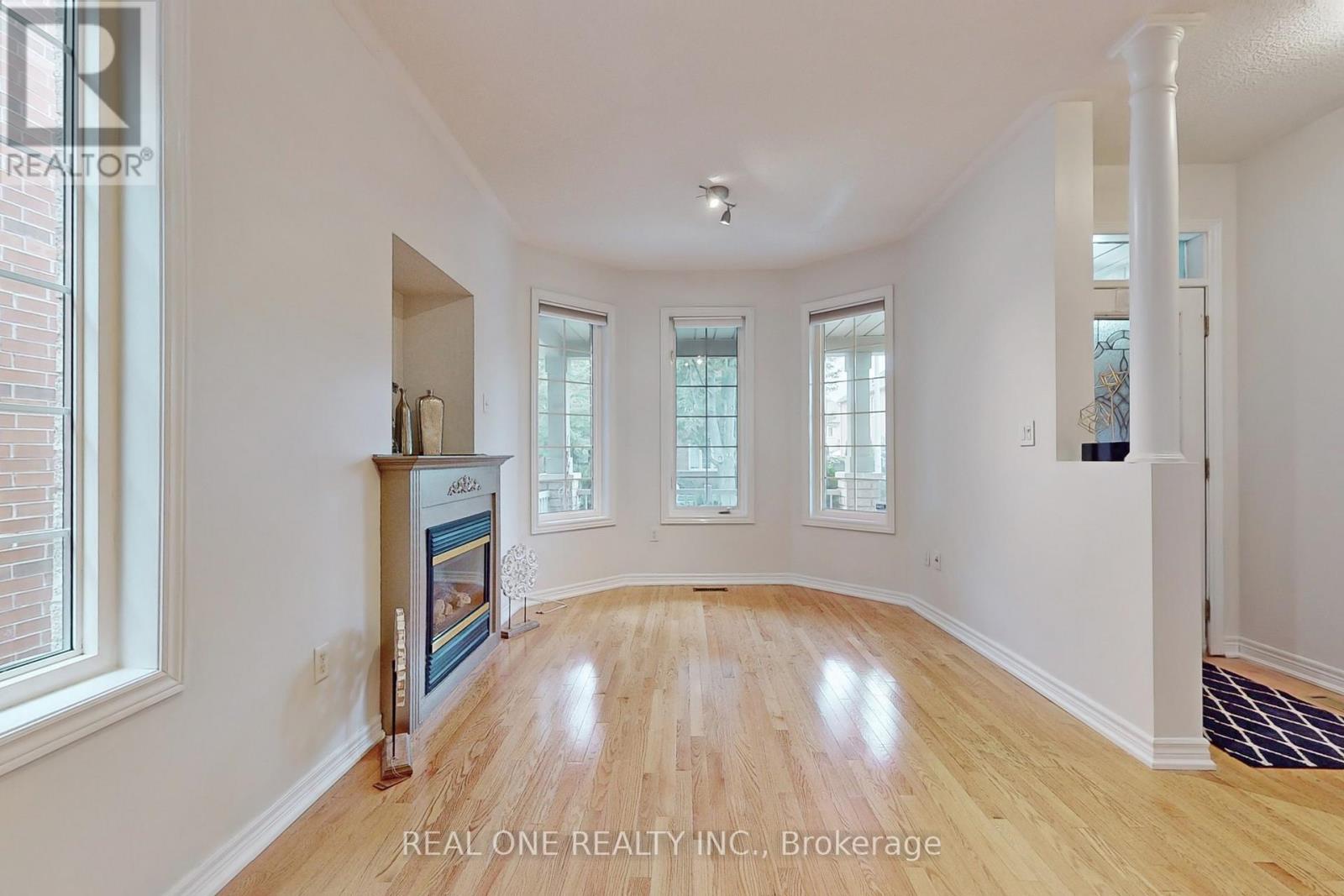 19 Longwood Avenue S, Richmond Hill, Ontario  L4E 4B1 - Photo 5 - N12927294