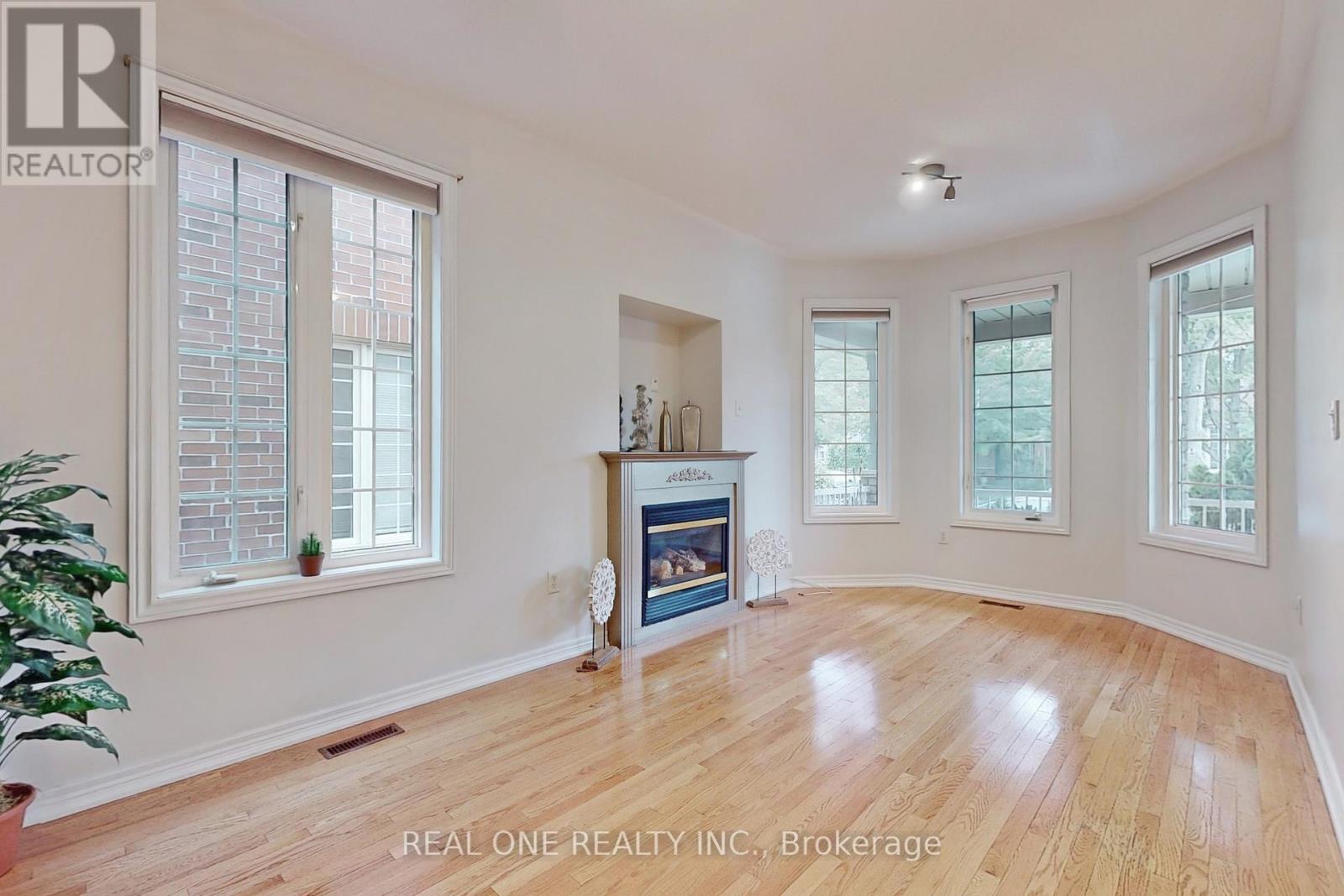 19 Longwood Avenue S, Richmond Hill, Ontario  L4E 4B1 - Photo 6 - N12927294