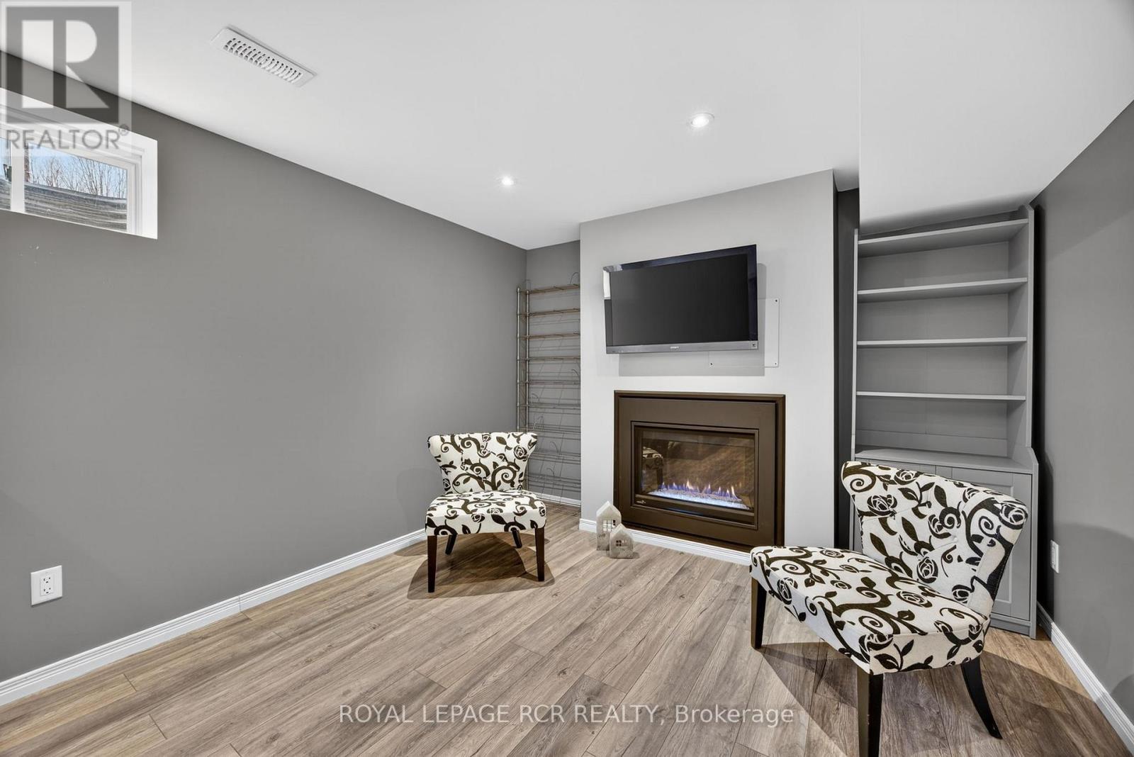 105 Shephard Avenue, New Tecumseth, Ontario  L9R 2G4 - Photo 35 - N12927350