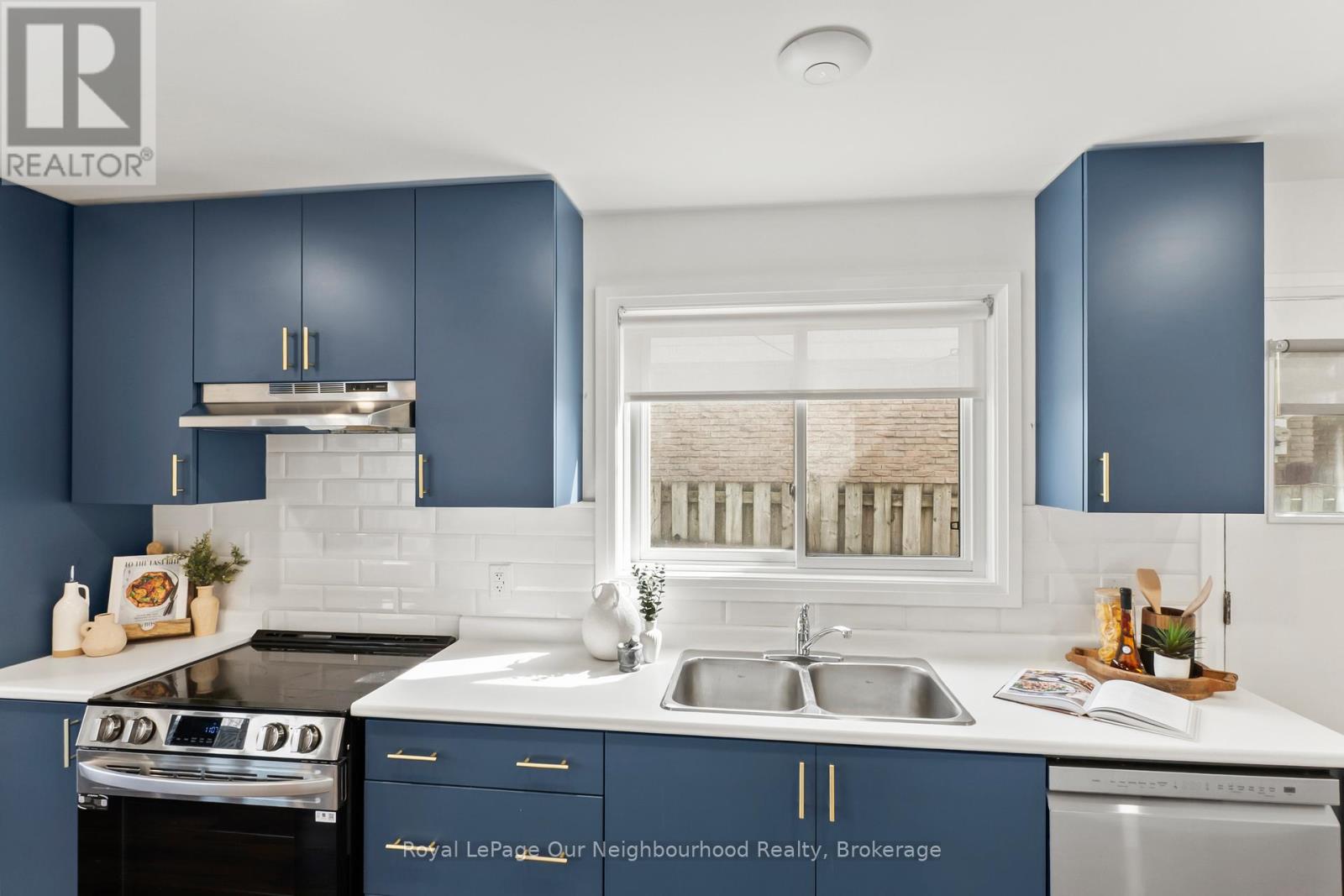 571 Berwick Crescent, Oshawa, Ontario  L1J 3E6 - Photo 2 - E12927398