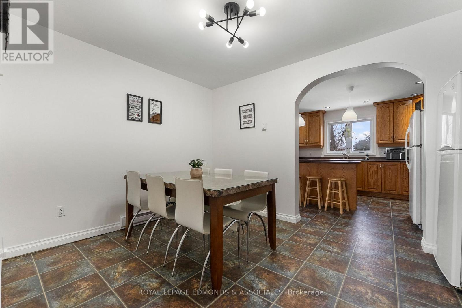 95 Spruce Street E, Petawawa, Ontario  K8H 3H7 - Photo 10 - X12927428