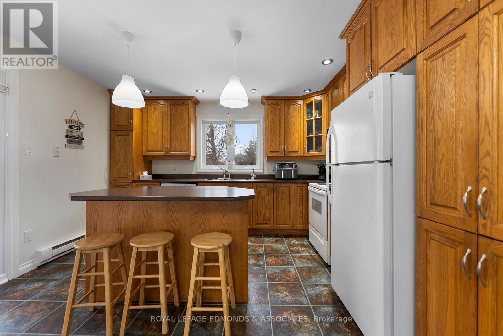 95 Spruce Street E, Petawawa, Ontario  K8H 3H7 - Photo 11 - X12927428