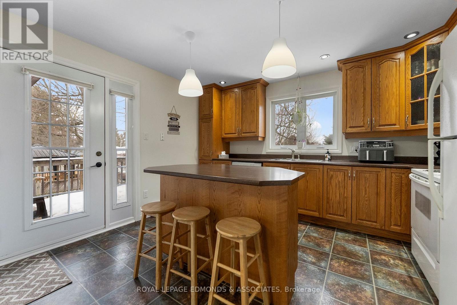 95 Spruce Street E, Petawawa, Ontario  K8H 3H7 - Photo 12 - X12927428