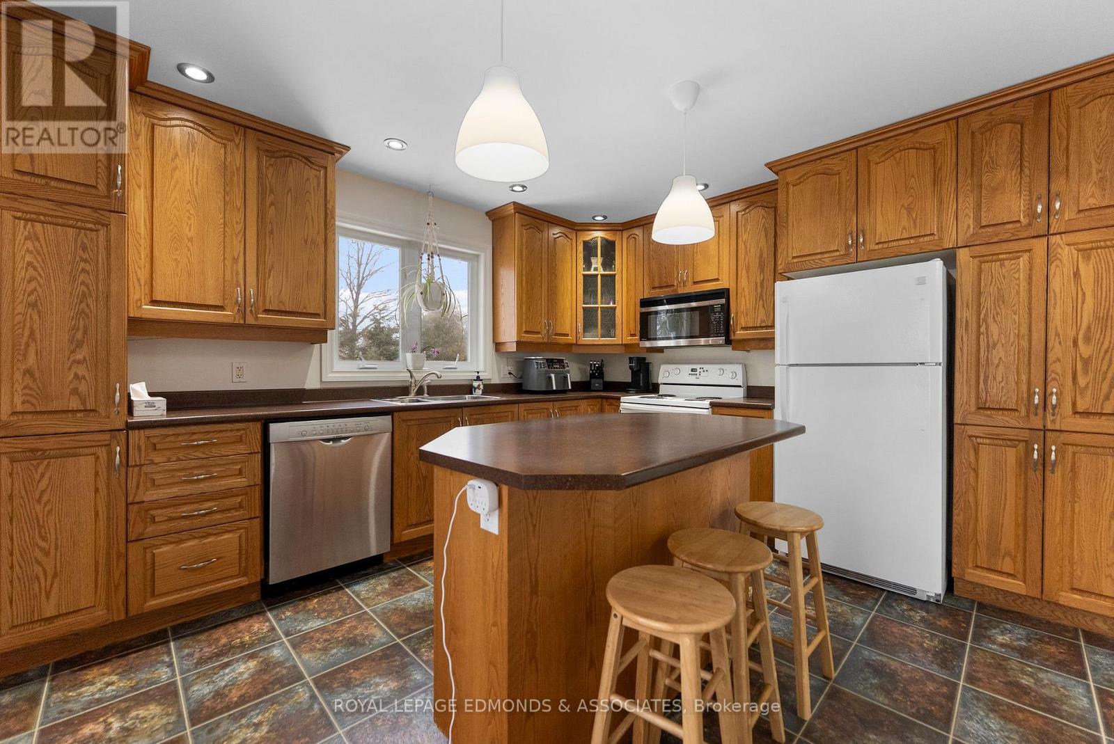 95 Spruce Street E, Petawawa, Ontario  K8H 3H7 - Photo 13 - X12927428