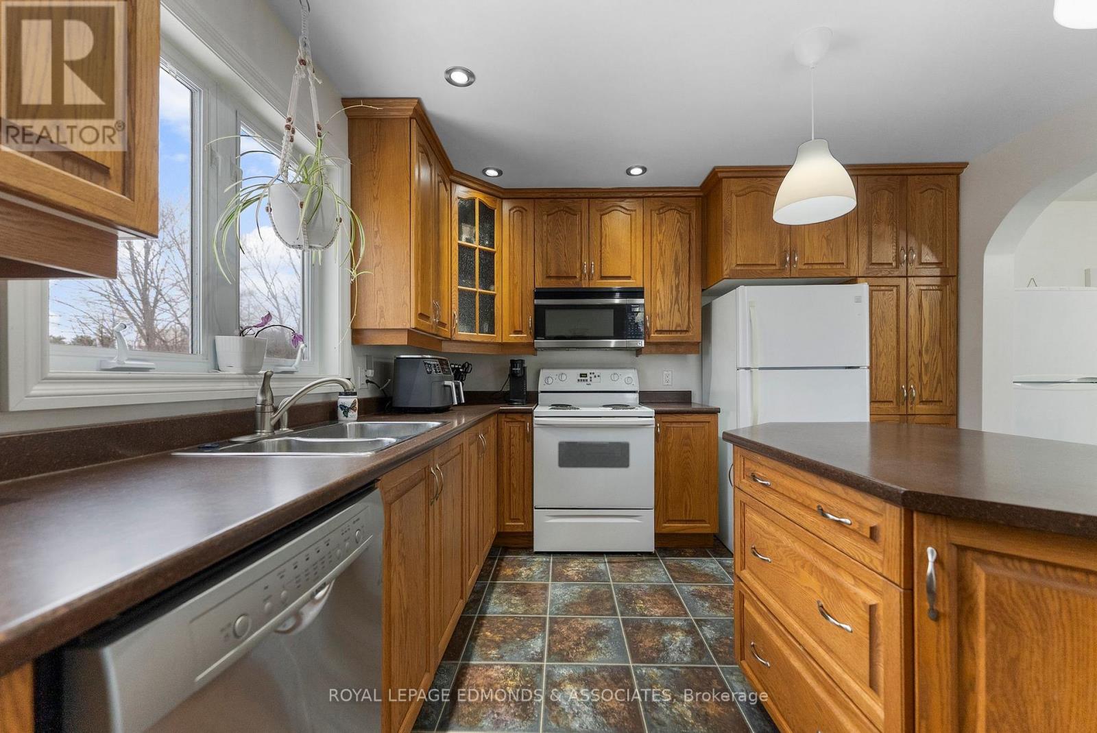 95 Spruce Street E, Petawawa, Ontario  K8H 3H7 - Photo 14 - X12927428