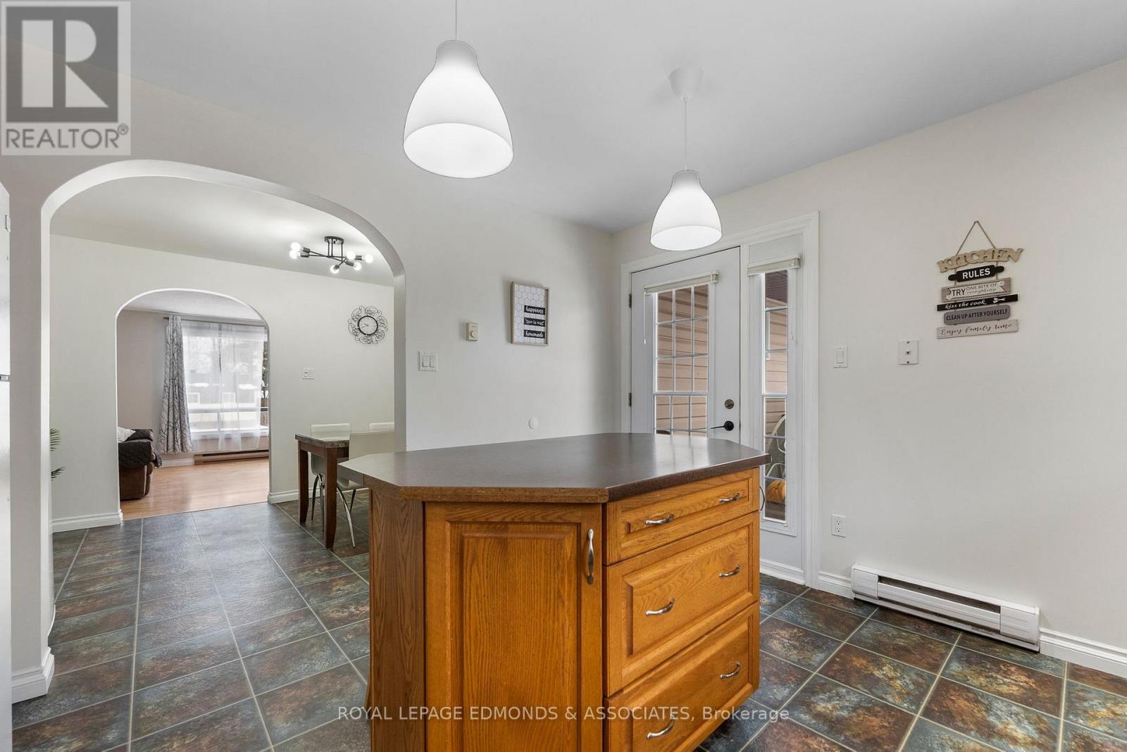 95 Spruce Street E, Petawawa, Ontario  K8H 3H7 - Photo 15 - X12927428