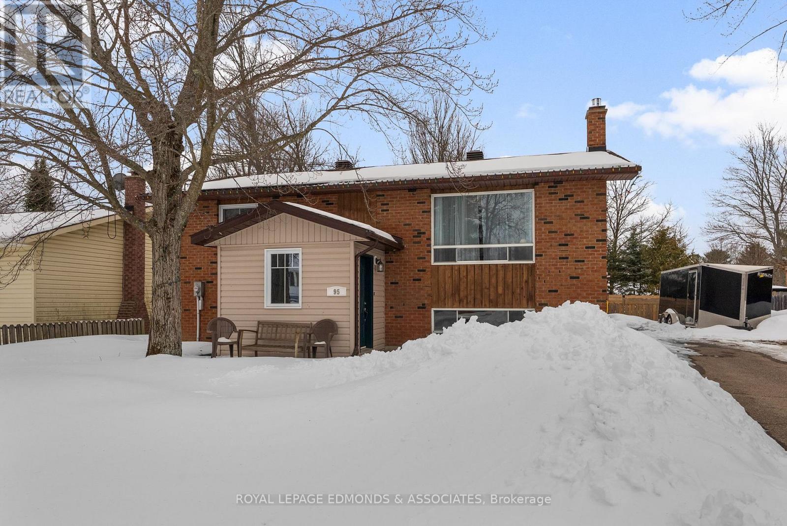 95 Spruce Street E, Petawawa, Ontario  K8H 3H7 - Photo 2 - X12927428