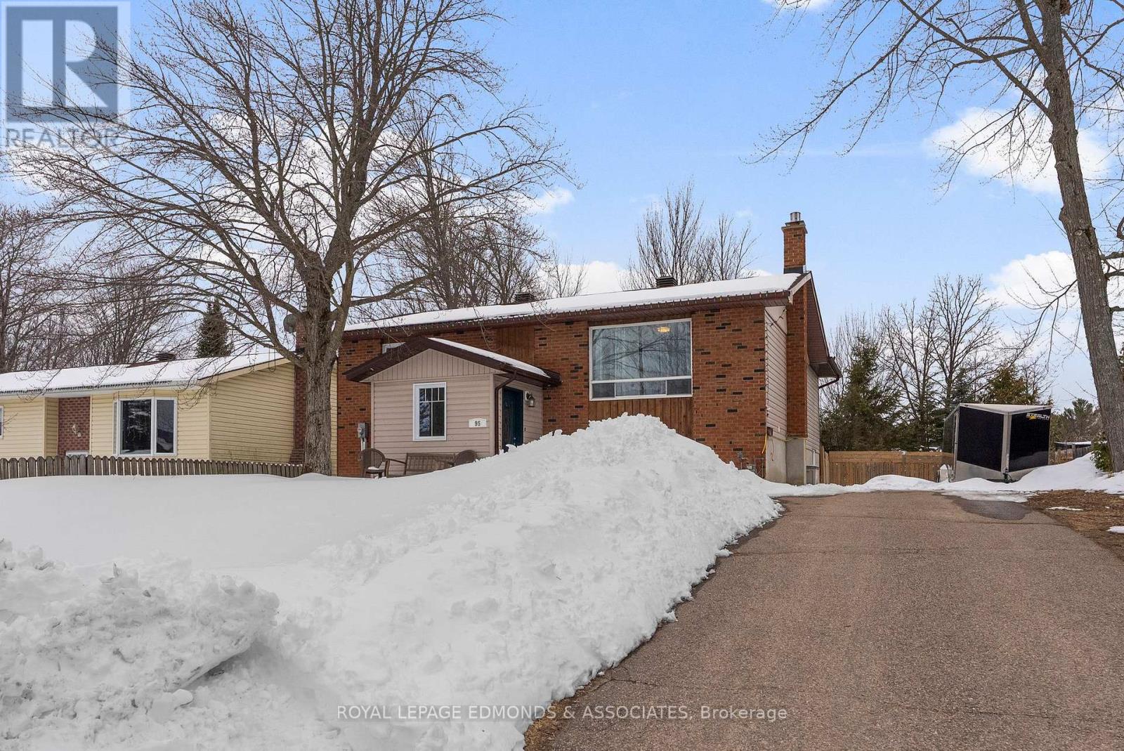 95 Spruce Street E, Petawawa, Ontario  K8H 3H7 - Photo 3 - X12927428