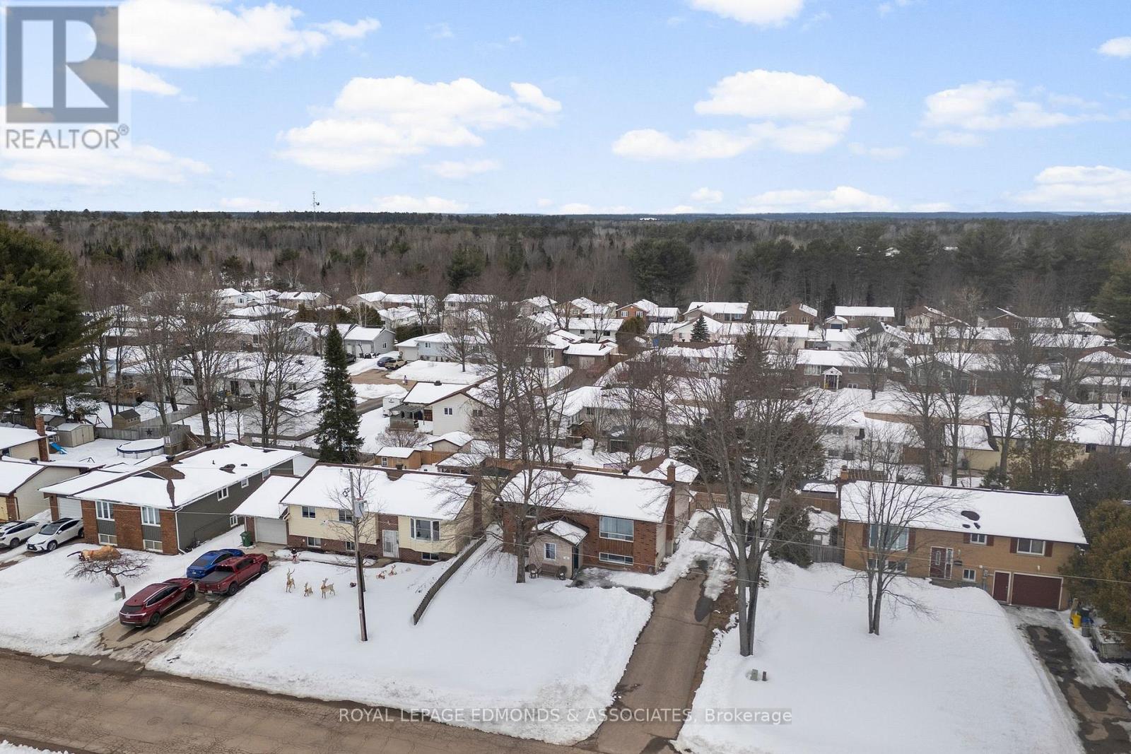 95 Spruce Street E, Petawawa, Ontario  K8H 3H7 - Photo 37 - X12927428