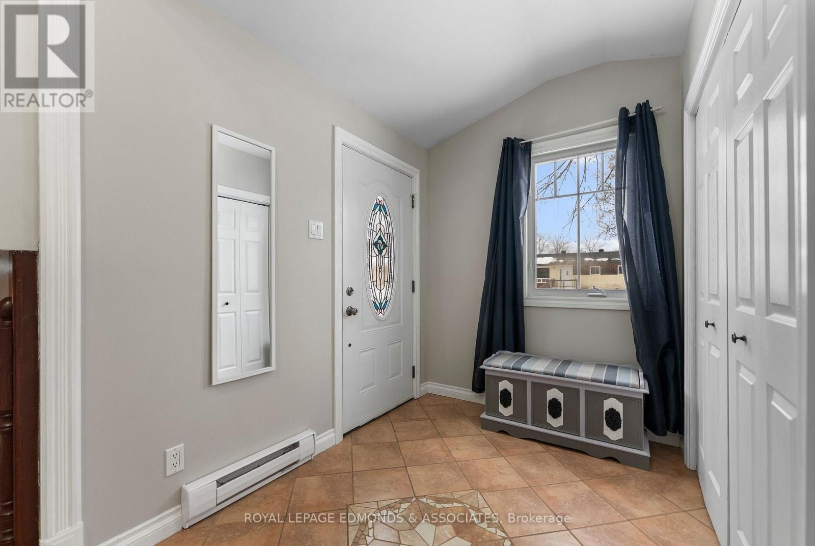 95 Spruce Street E, Petawawa, Ontario  K8H 3H7 - Photo 5 - X12927428