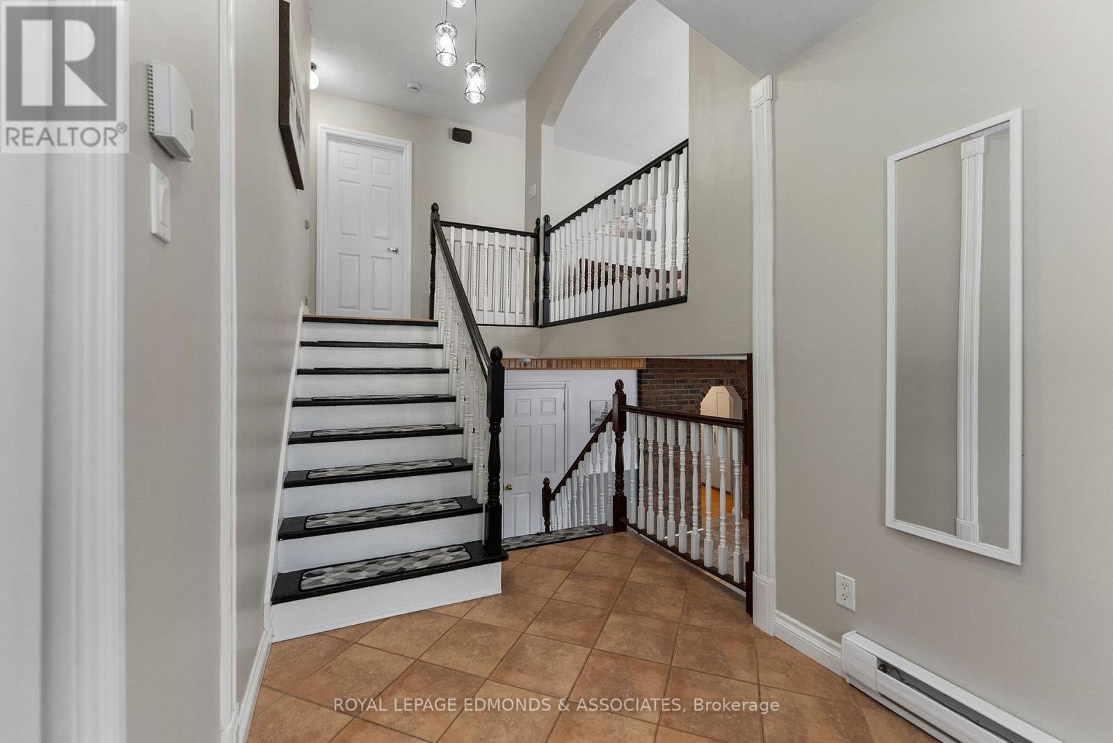 95 Spruce Street E, Petawawa, Ontario  K8H 3H7 - Photo 6 - X12927428