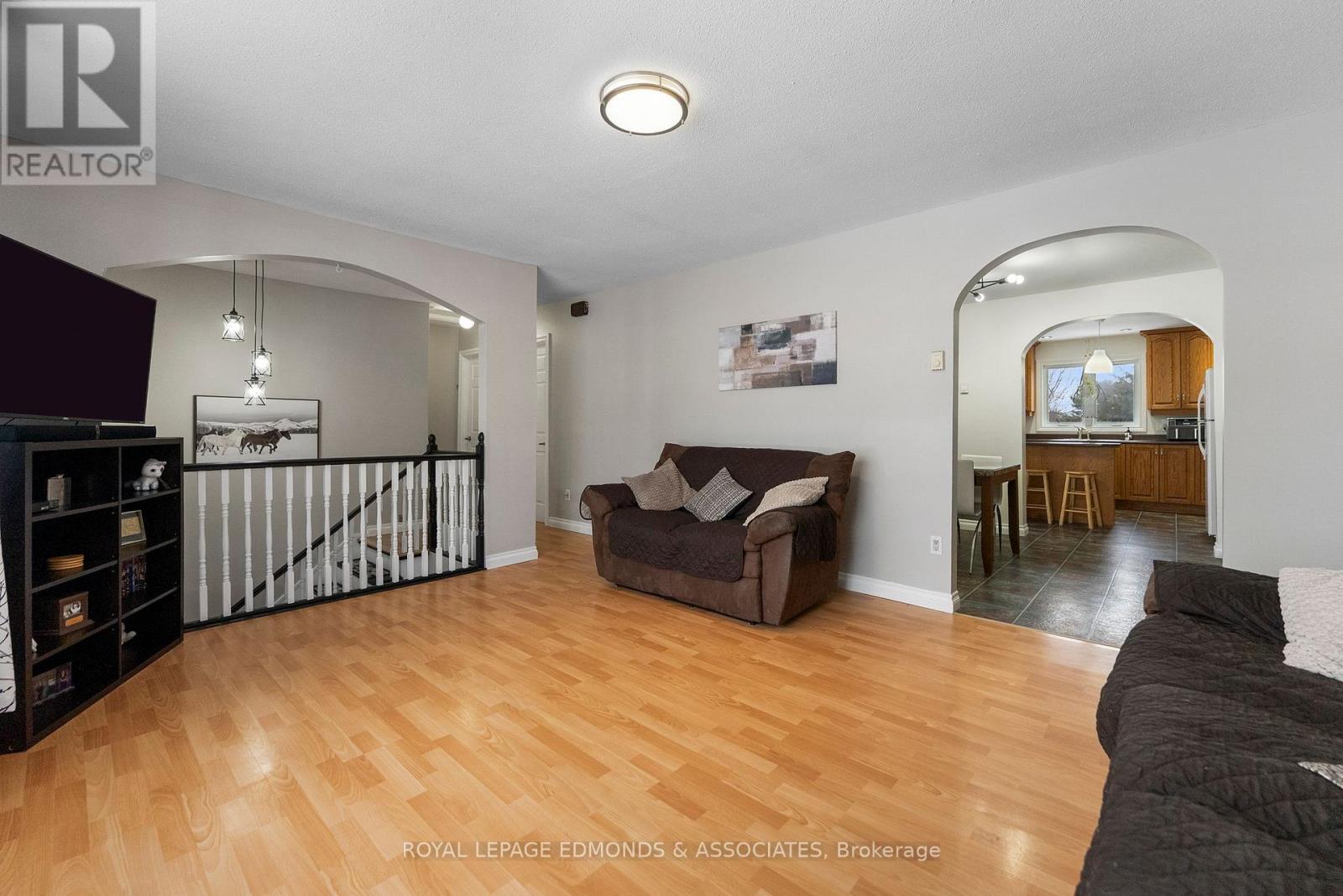 95 Spruce Street E, Petawawa, Ontario  K8H 3H7 - Photo 8 - X12927428