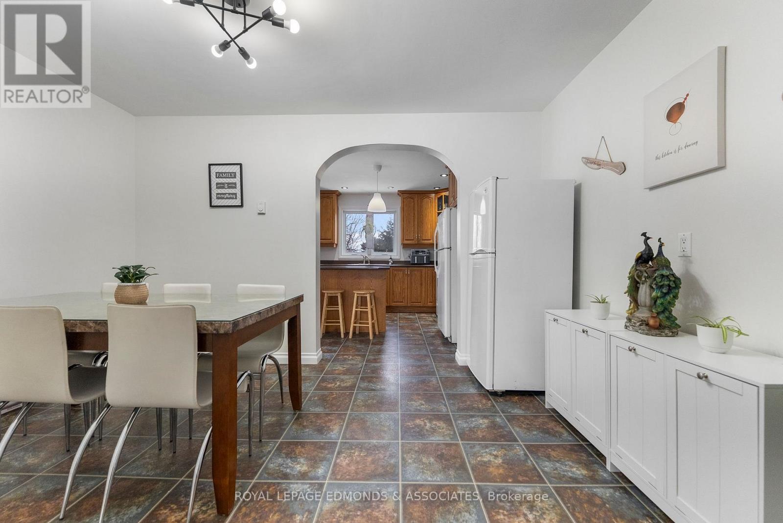 95 Spruce Street E, Petawawa, Ontario  K8H 3H7 - Photo 9 - X12927428