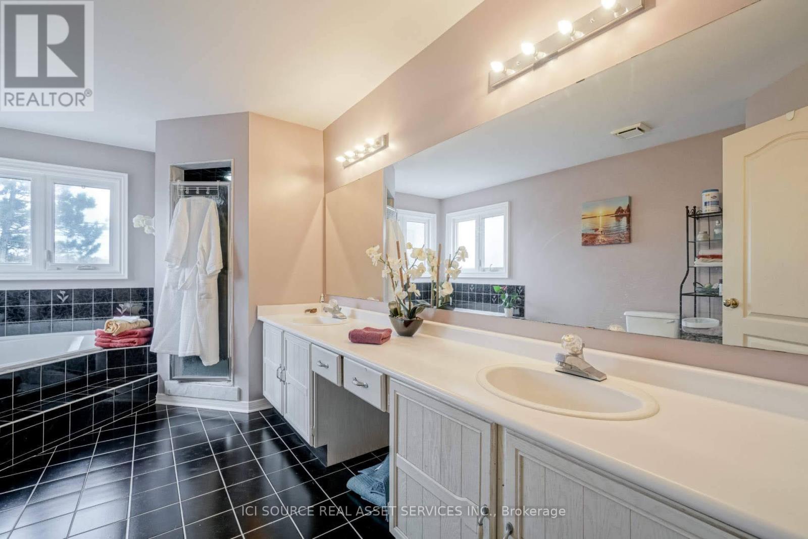 Upper - 5668 Turney Drive, Mississauga, Ontario  L5M 4Y9 - Photo 17 - W12927394