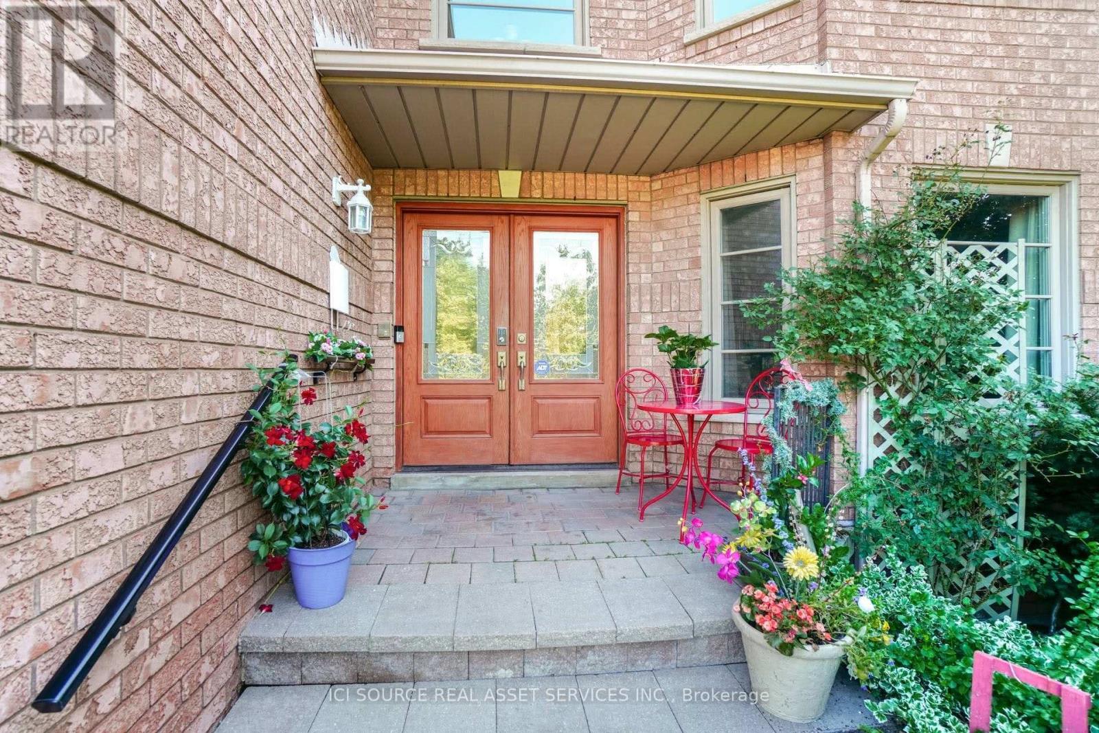 Upper - 5668 Turney Drive, Mississauga, Ontario  L5M 4Y9 - Photo 4 - W12927394