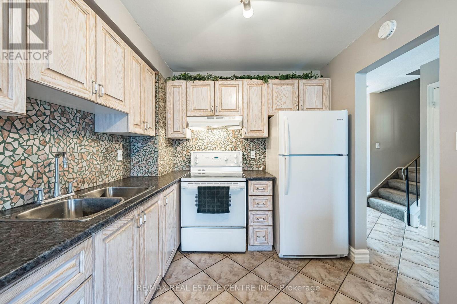 7 Morley Crescent, Brampton, Ontario  L6S 3K8 - Photo 10 - W12927442