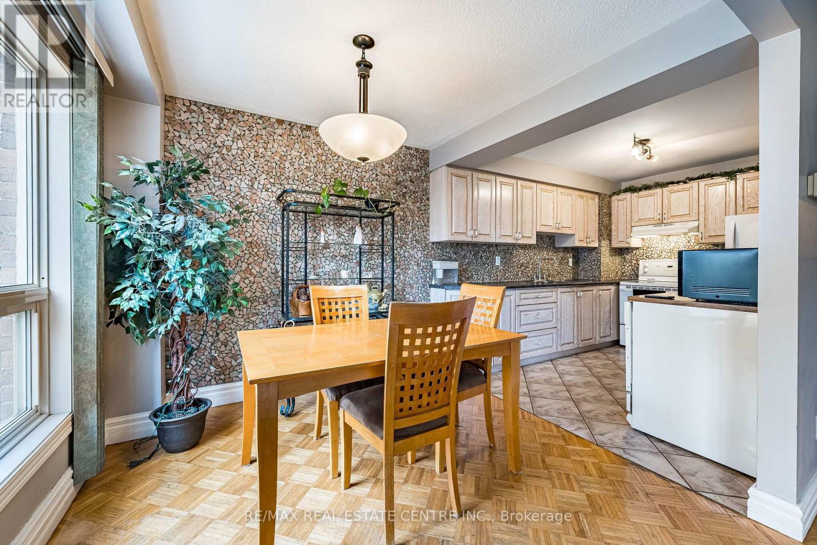 7 Morley Crescent, Brampton, Ontario  L6S 3K8 - Photo 8 - W12927442