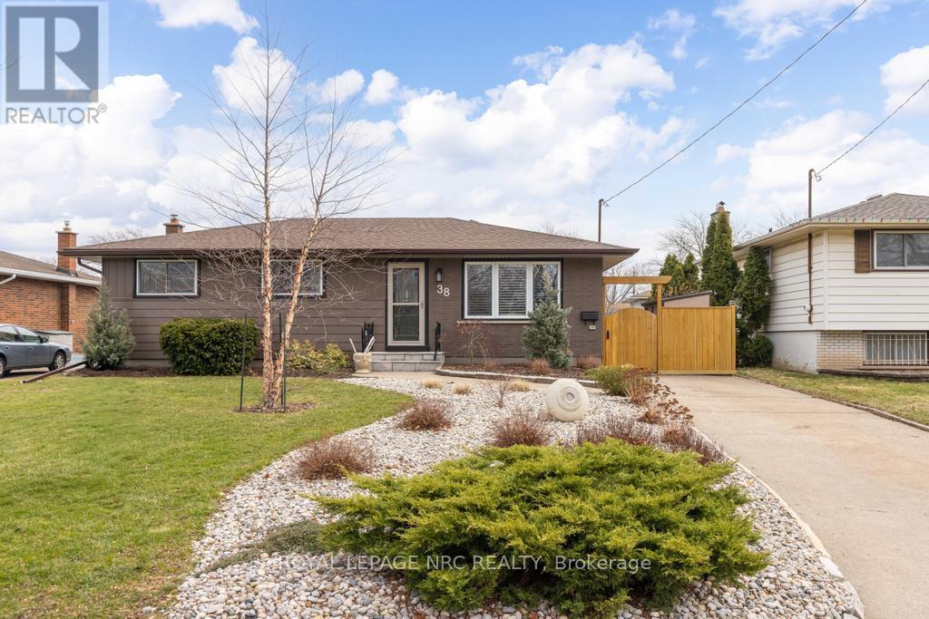 38 LANARK CRESCENT, St. Catharines, Ontario
