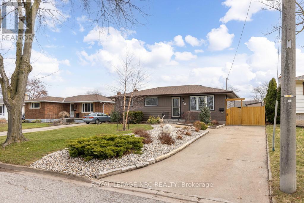 38 Lanark Crescent, St. Catharines, Ontario  L2M 6C9 - Photo 2 - X12927448