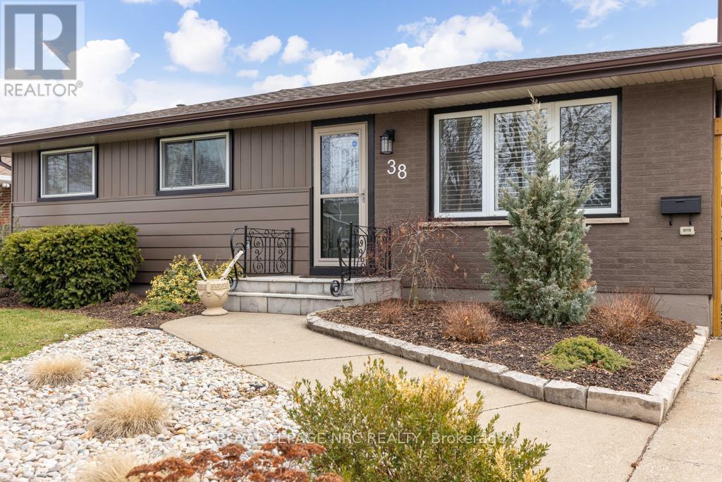 38 Lanark Crescent, St. Catharines, Ontario  L2M 6C9 - Photo 3 - X12927448