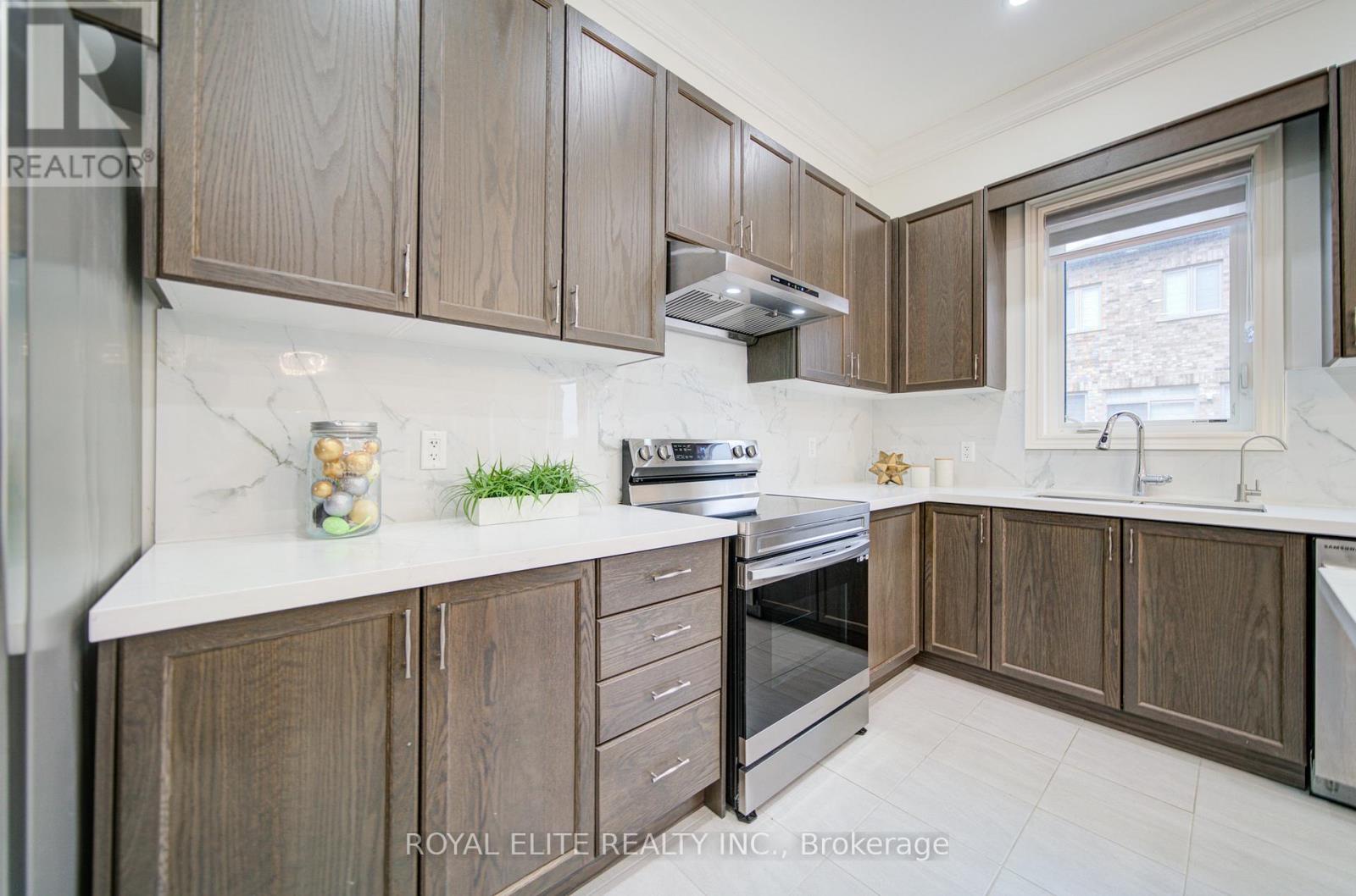 57 Betty May Crescent, East Gwillimbury, Ontario  L9N 1S2 - Photo 19 - N12922154