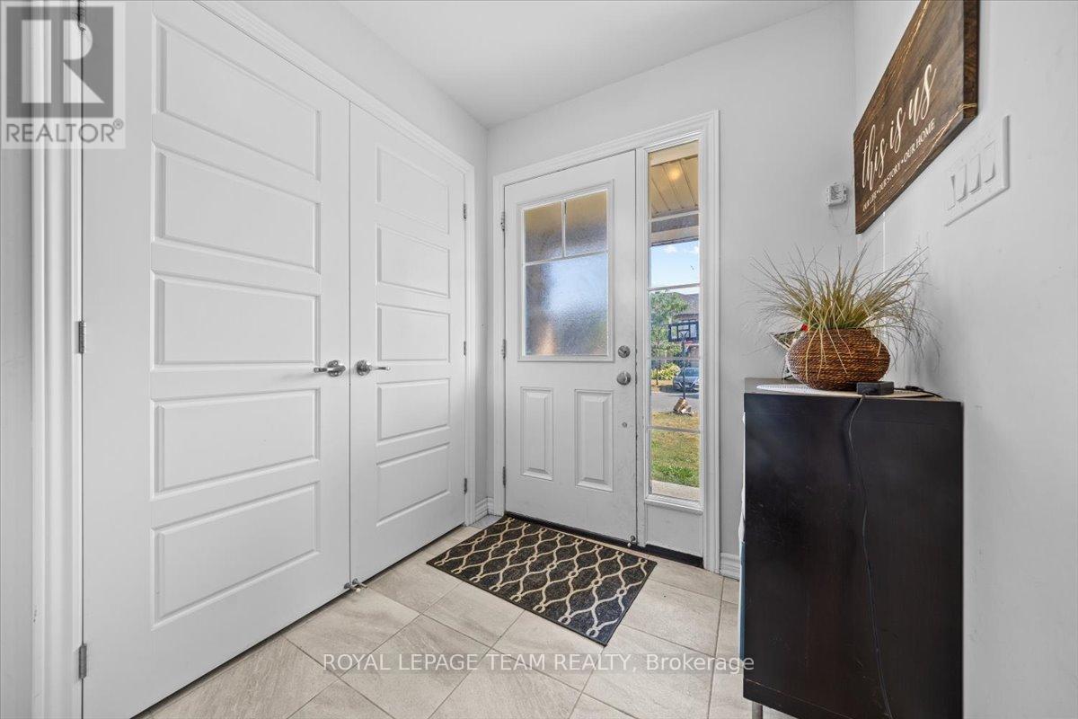 814 Stallion Crescent, Ottawa, Ontario  K2S 2G1 - Photo 3 - X12927490