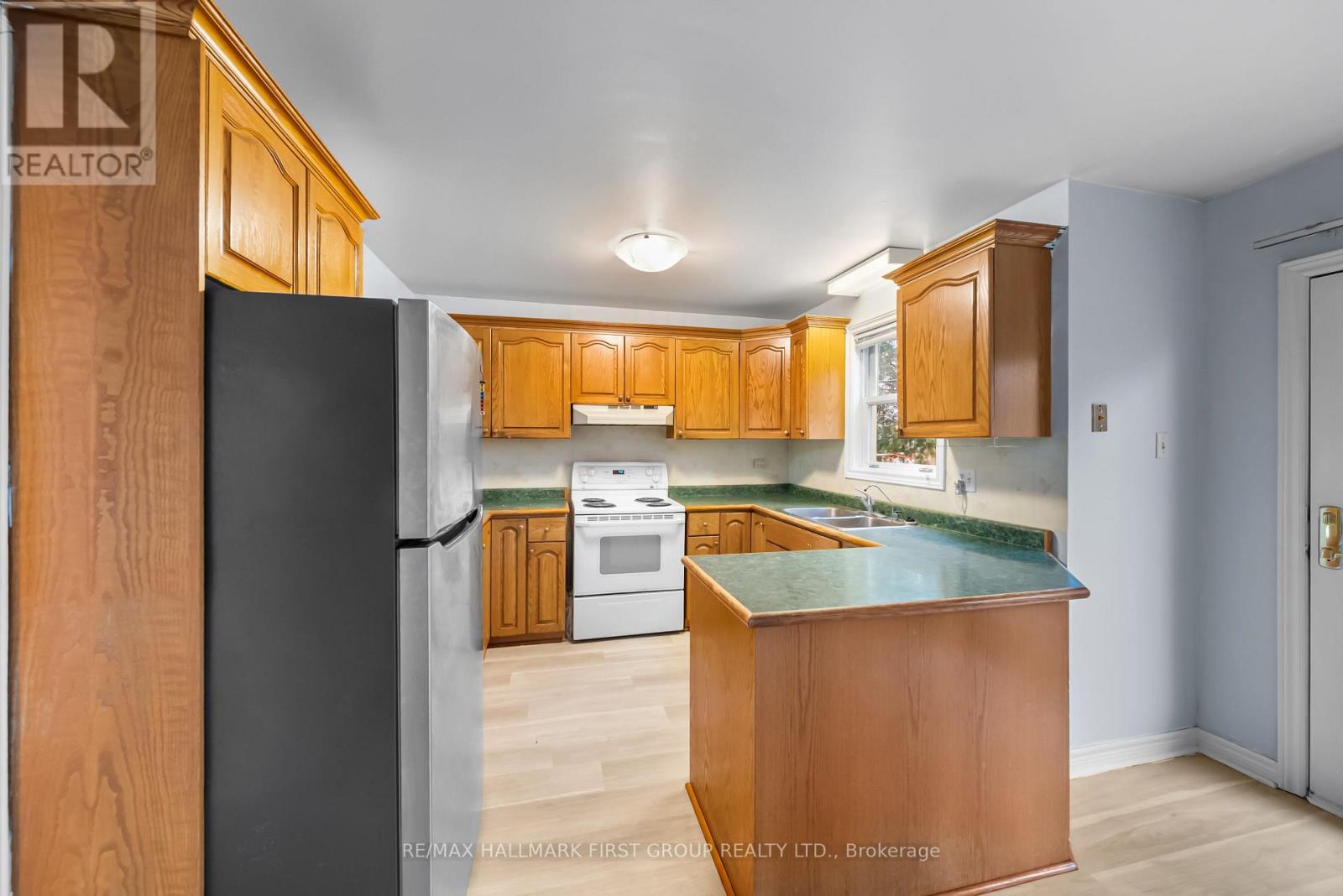 10 Ontario Street, Halton Hills, Ontario  L7G 3K6 - Photo 14 - W12927480