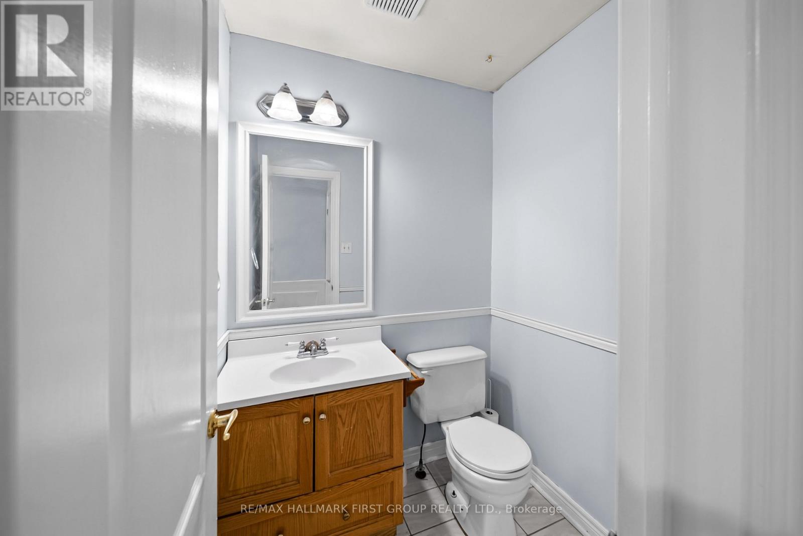 10 Ontario Street, Halton Hills, Ontario  L7G 3K6 - Photo 5 - W12927480