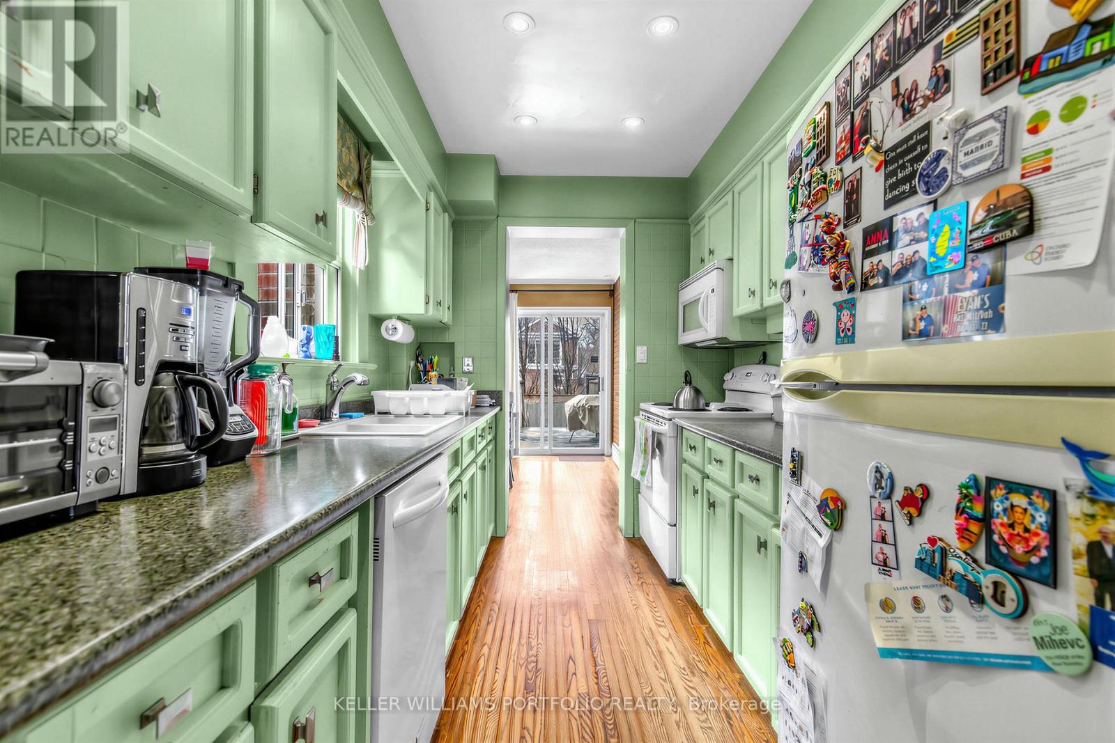 22 Glen Cedar Road, Toronto, Ontario  M6C 3G1 - Photo 14 - C12916556