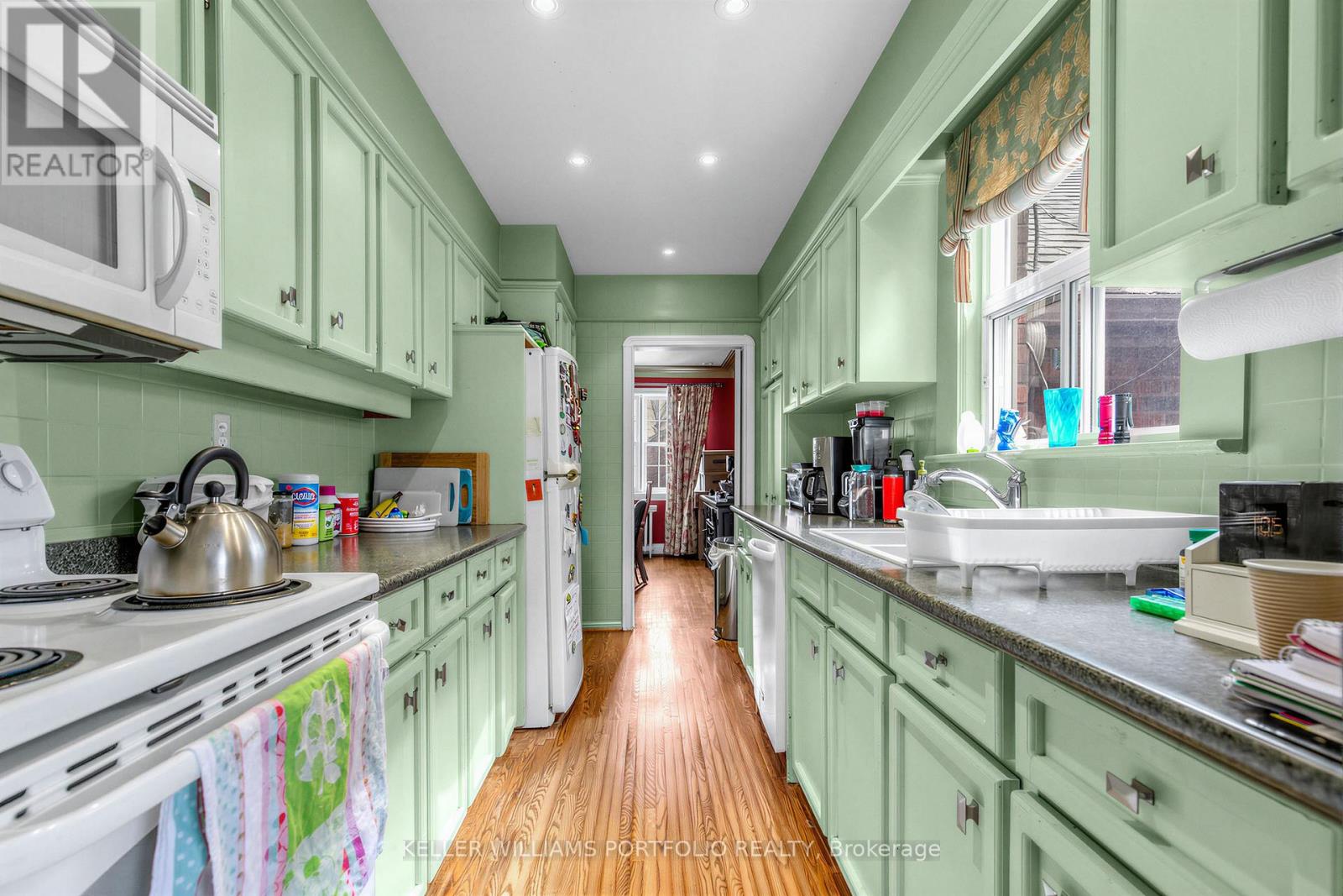 22 Glen Cedar Road, Toronto, Ontario  M6C 3G1 - Photo 13 - C12916556