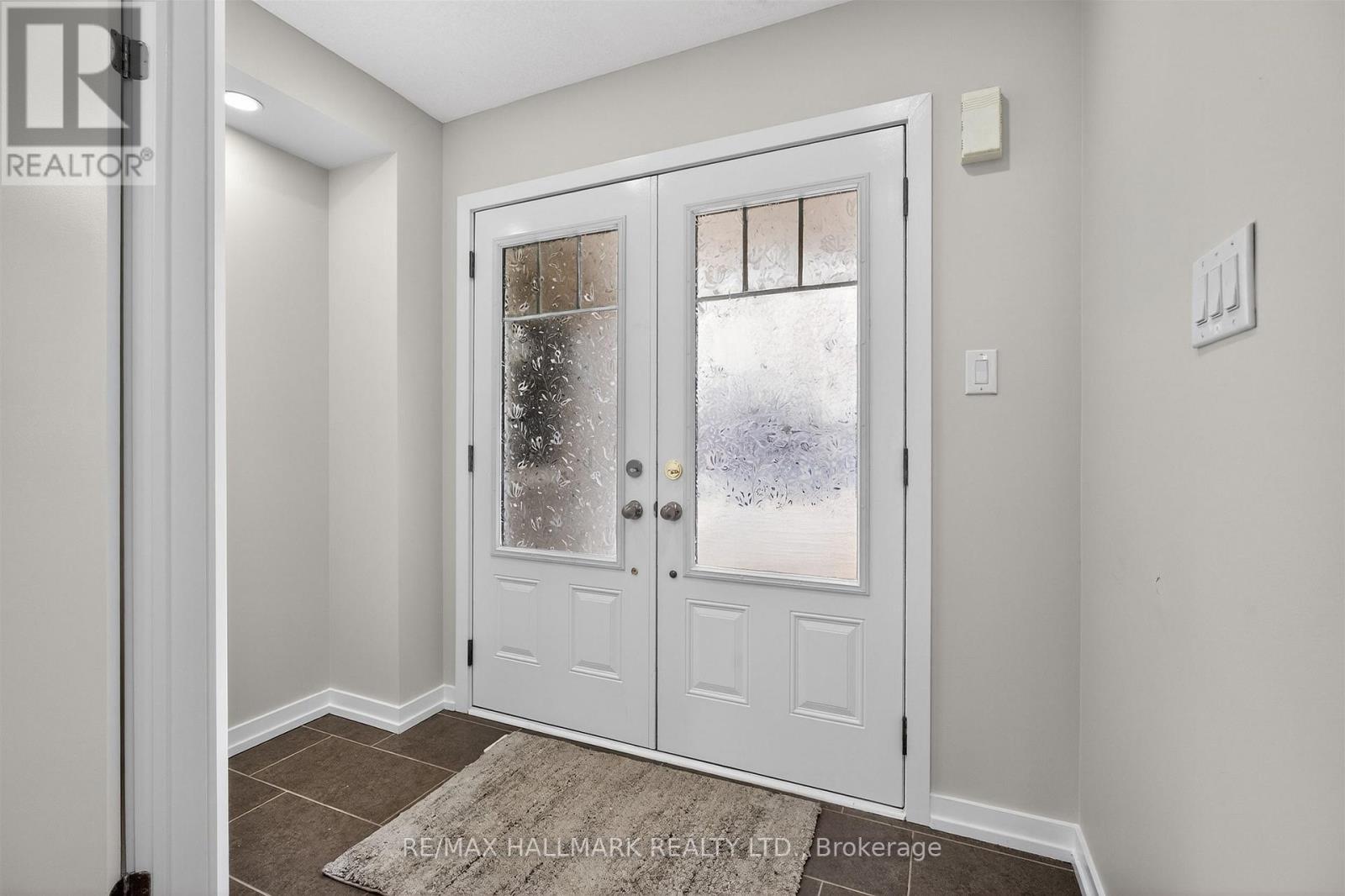 94 Golden Springs Drive, Brampton, Ontario  L7A 0C7 - Photo 4 - W12913236