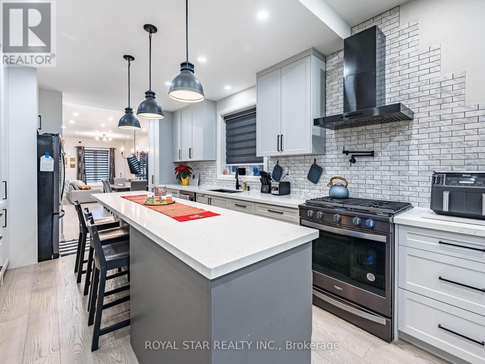 74 Montrose Avenue, Toronto, Ontario  M6J 2T7 - Photo 14 - C12927754