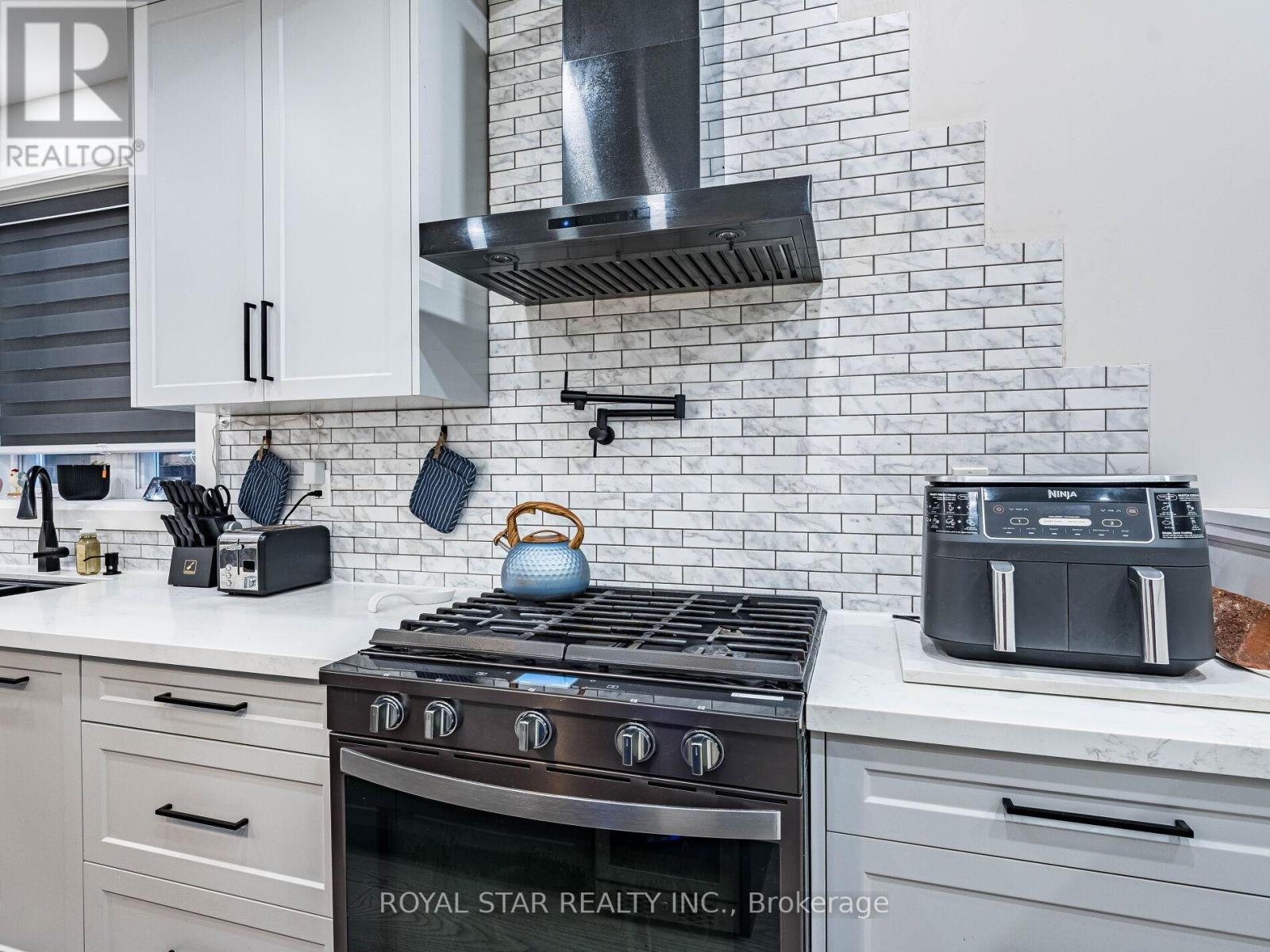 74 Montrose Avenue, Toronto, Ontario  M6J 2T7 - Photo 16 - C12927754