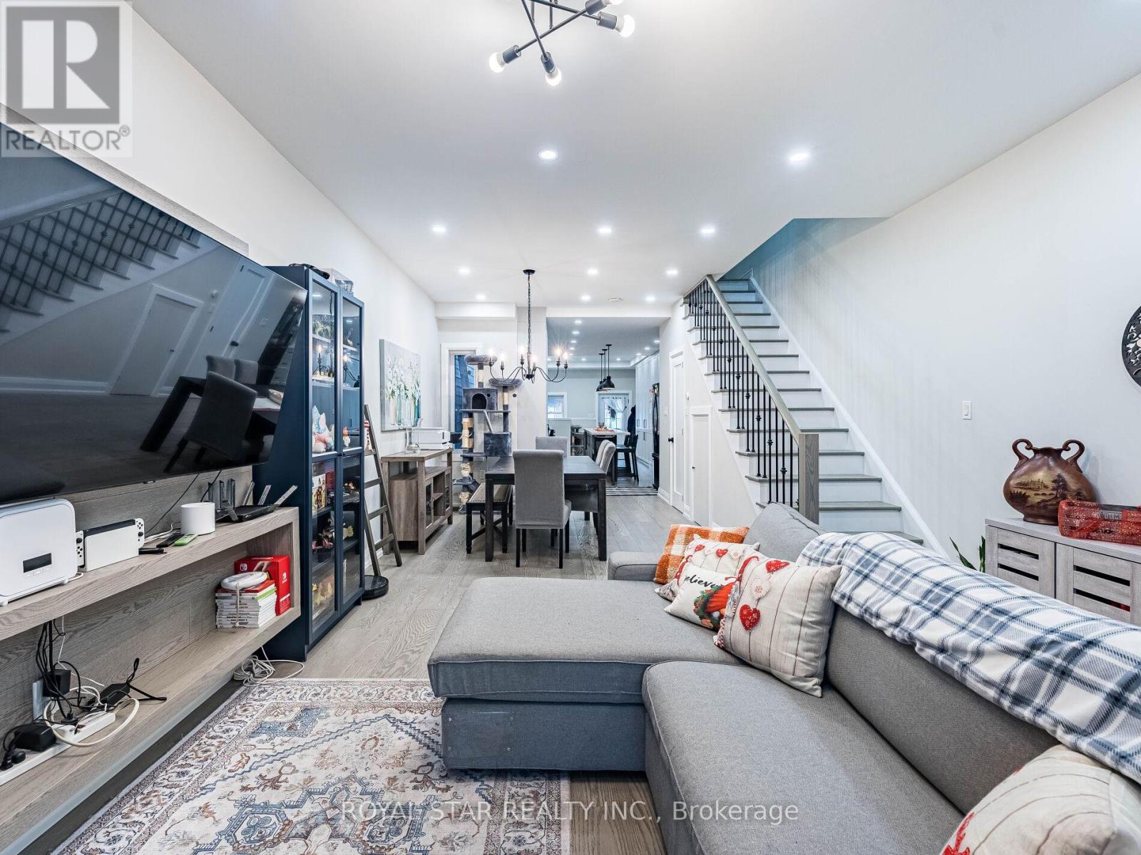 74 Montrose Avenue, Toronto, Ontario  M6J 2T7 - Photo 8 - C12927754