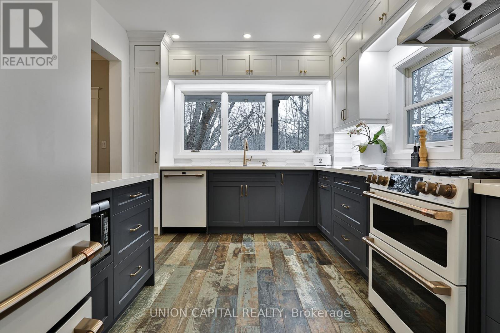 77 Eastwood Road, Toronto, Ontario  M4L 2C7 - Photo 6 - E12927632